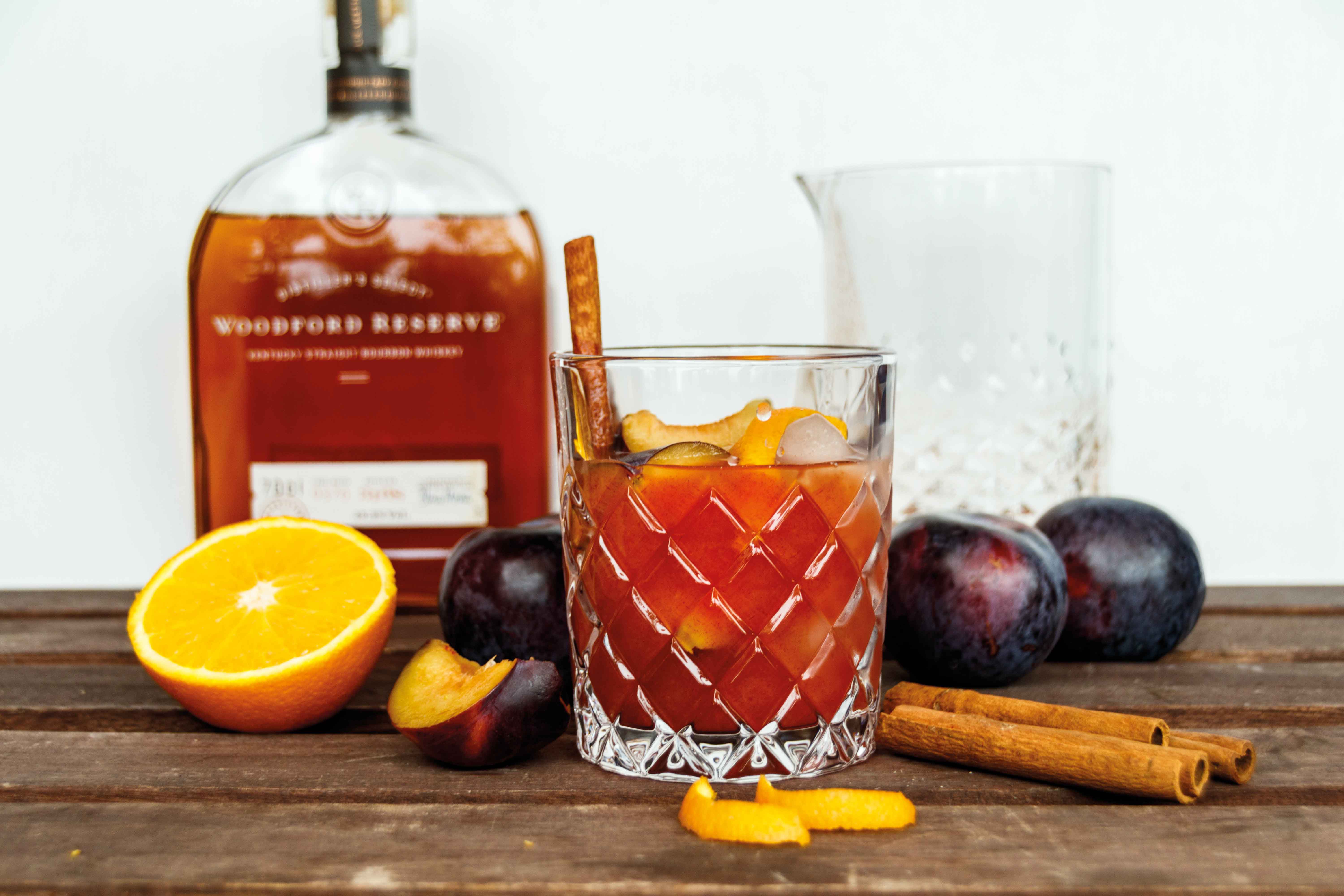 Rezept für Winterlicher Whiskey Smash mit Woodford Reserve und Pflaumen