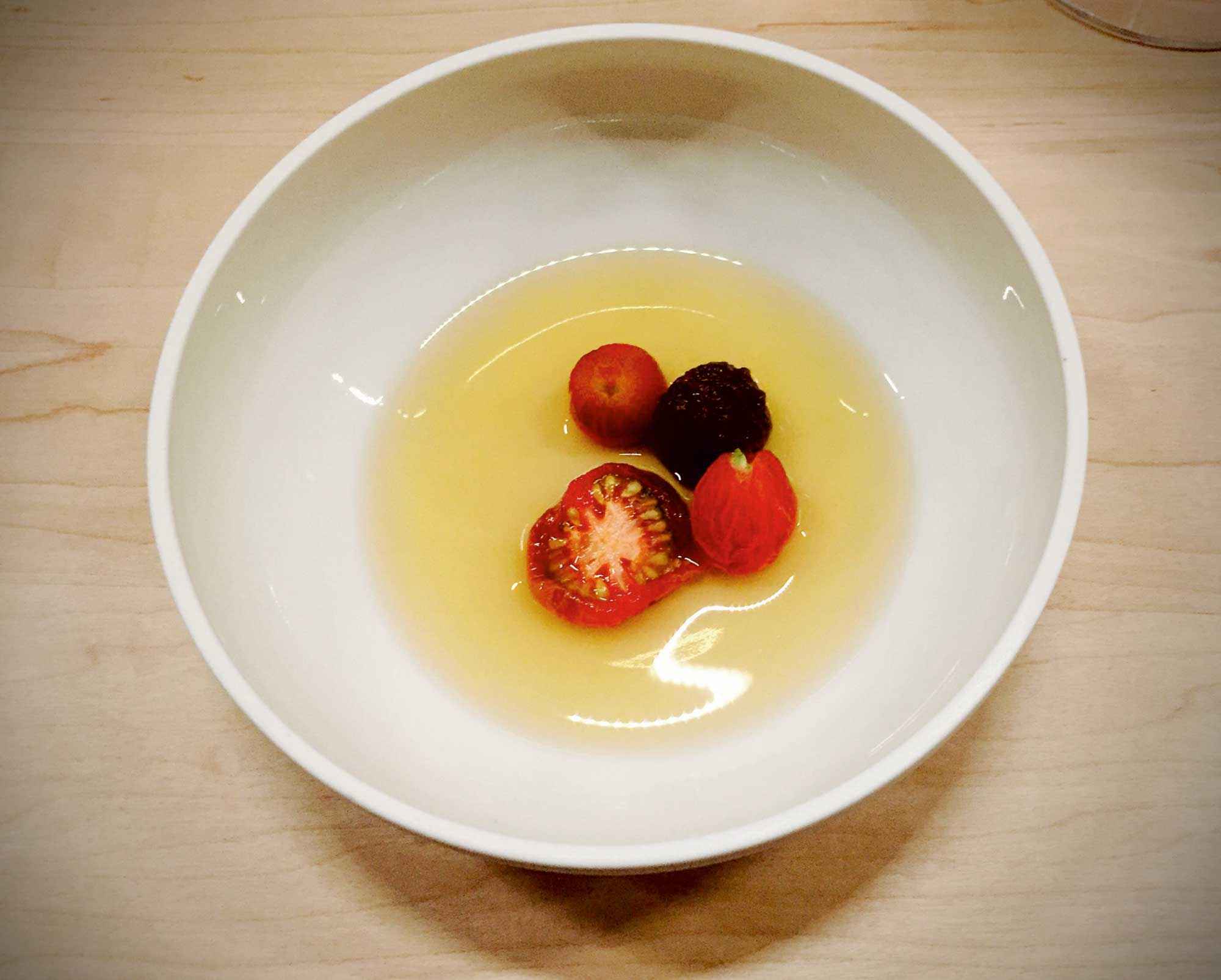 Tomaten in Dashi im Restaurant ernst