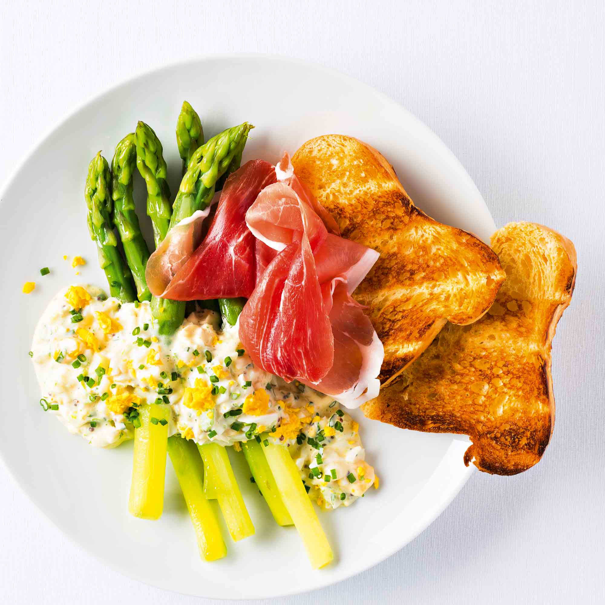 Französischer Eiersalat mit grünem Spargel und Bayonne-Schinken