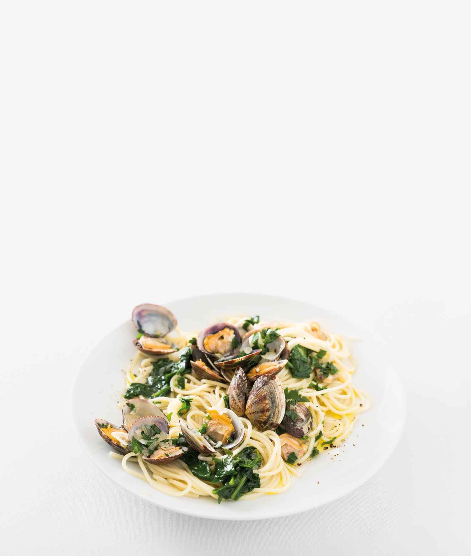 Spaghetti Vongole mit Knoblauch, Spinat und Petersilie