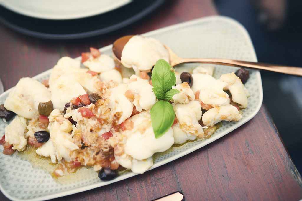 Eine Riesenportion Kabeljaubäckchen mit Tomaten, Oliven und etwas Crumble