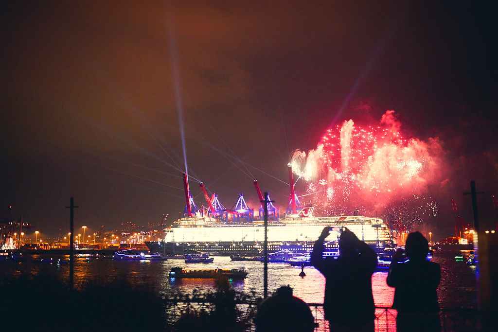 Und wie bestellt gibt es zum guten Abschluss noch ein riesengroßes Feuerwerk direkt gegenüber. 