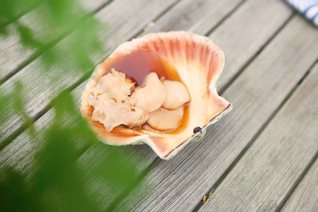 Das reine Vergnügen: rohes Muschelfleisch mit heißem Sud