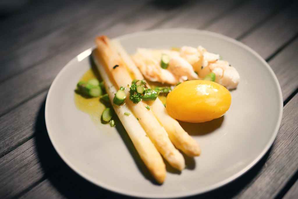 Spargel mit Spargel und Kabeljau und Kartoffeln