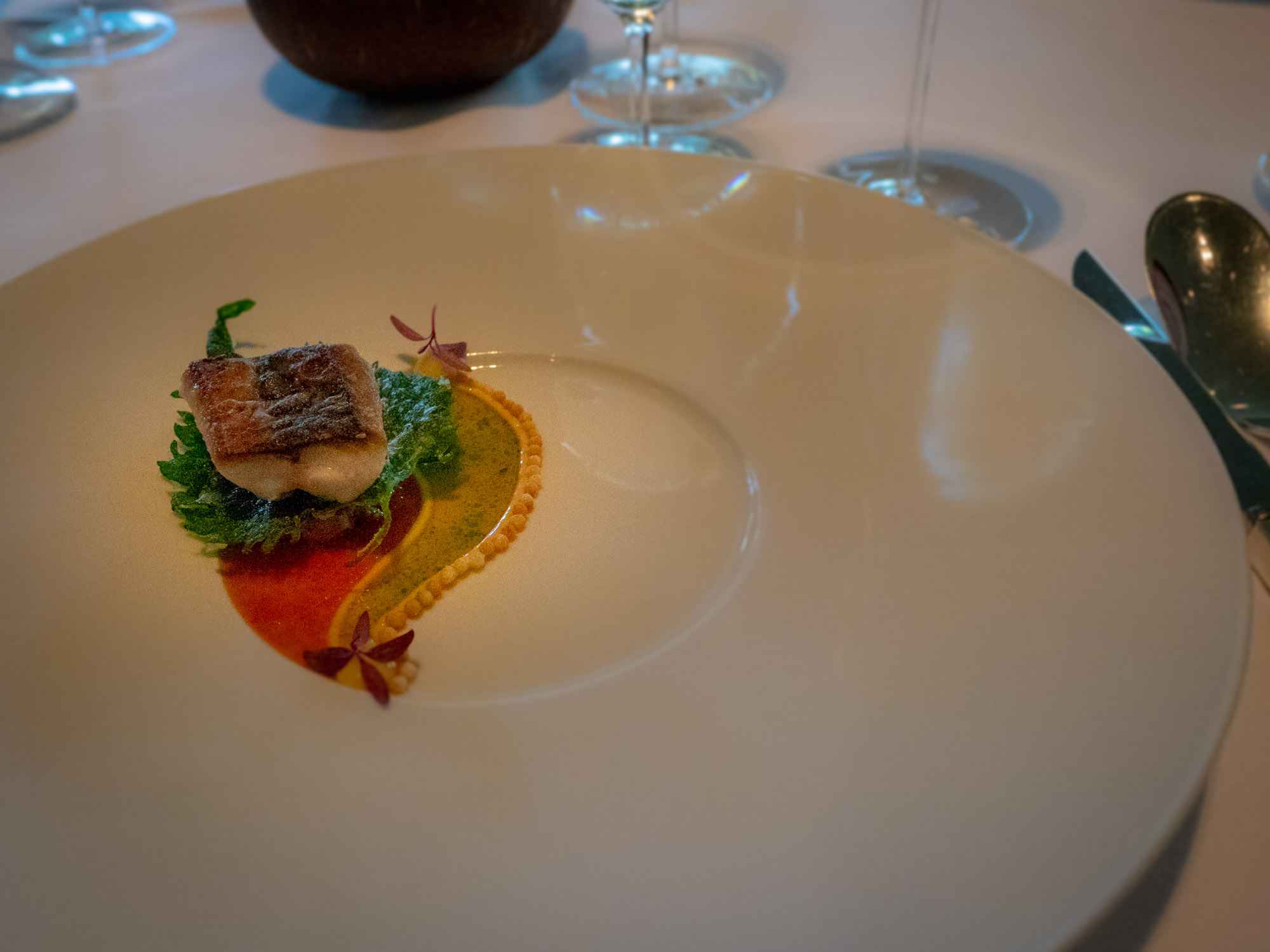 Bretonische Makrele, Kalbshaxe, Zwiebelmayonnaise, Shiso - Sven Elverfeld