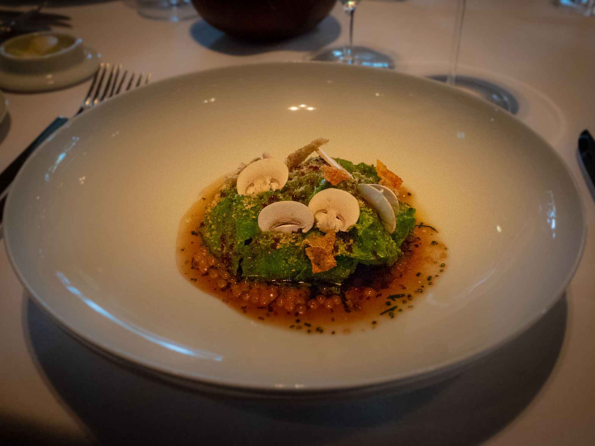 Saibling und sein Kaviar aus Tainach, Kopfsalat, Haselnuss und Champignons - Sven Elverfeld