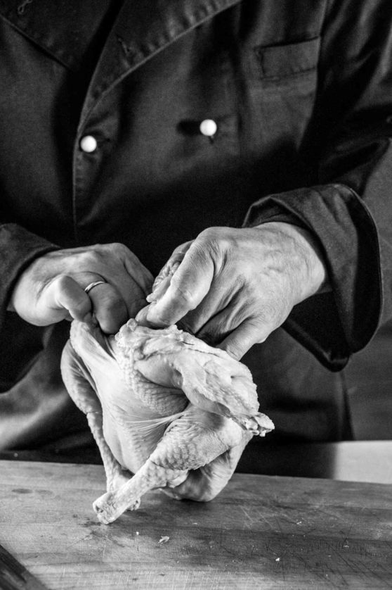 Haut und Fleisch werden mit der Hand von der Karkasse gezogen