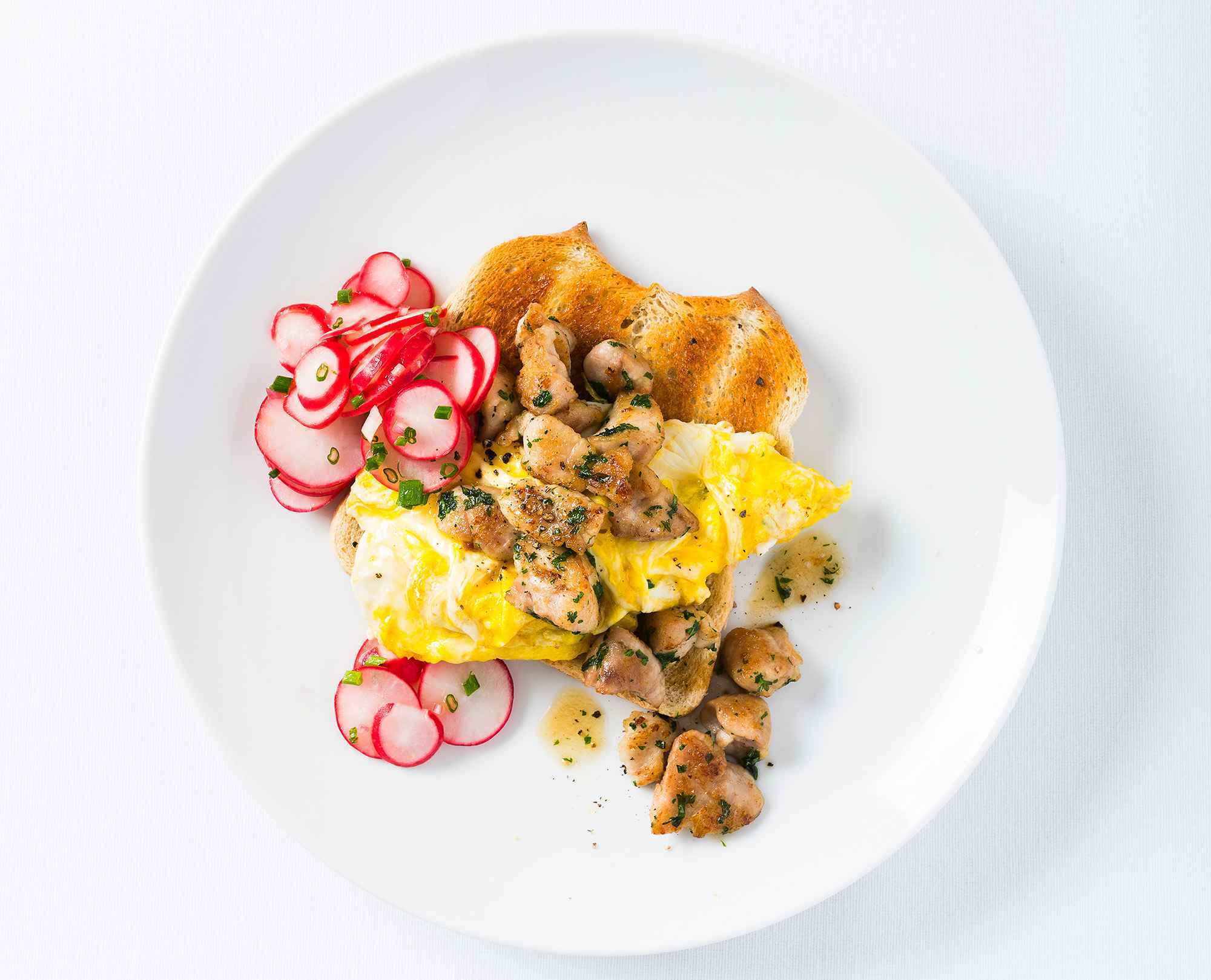 Kalbsbries mit Rührei auf Toast