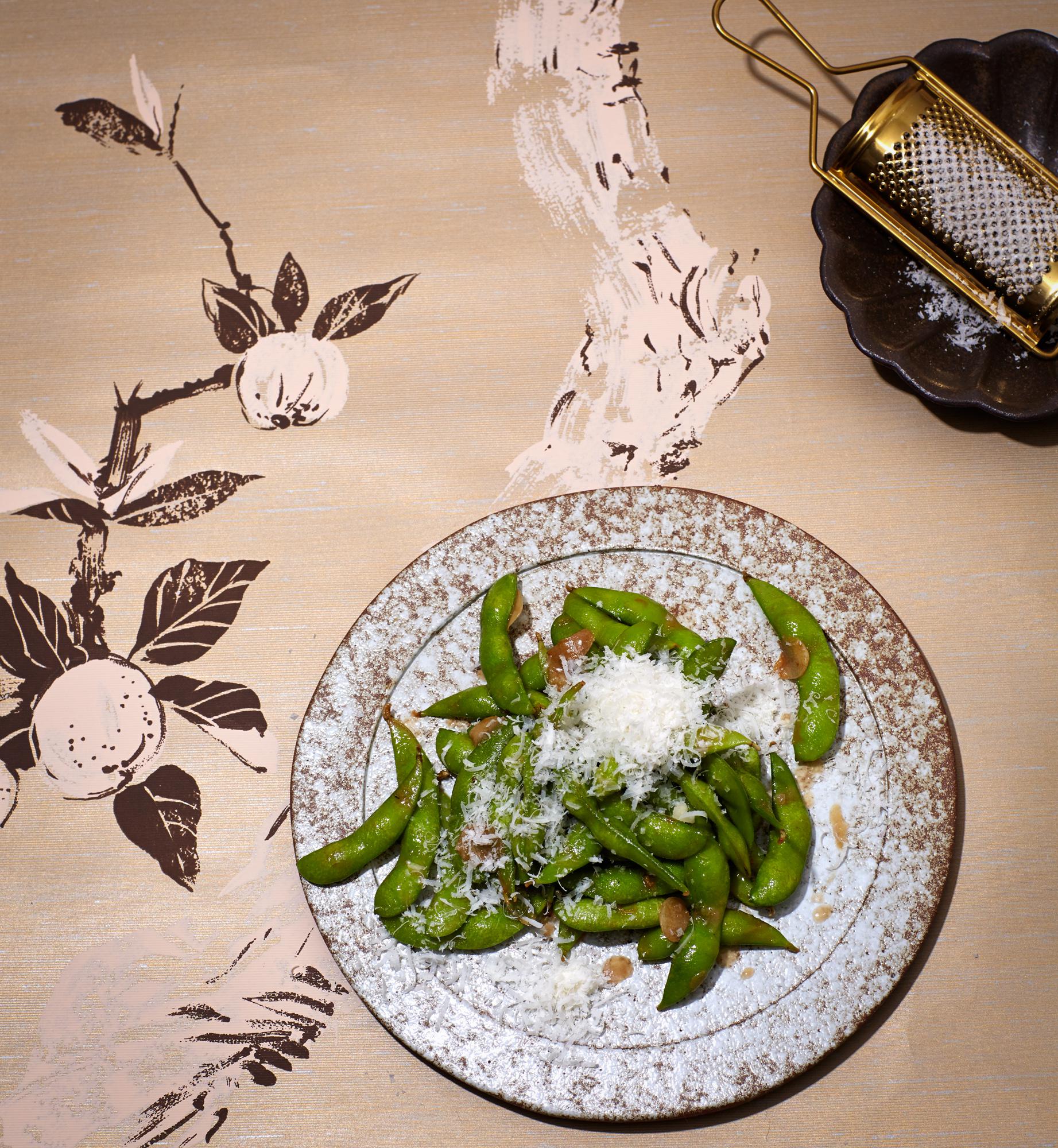 Edamame mit Knoblauch, Butter und Pecorino