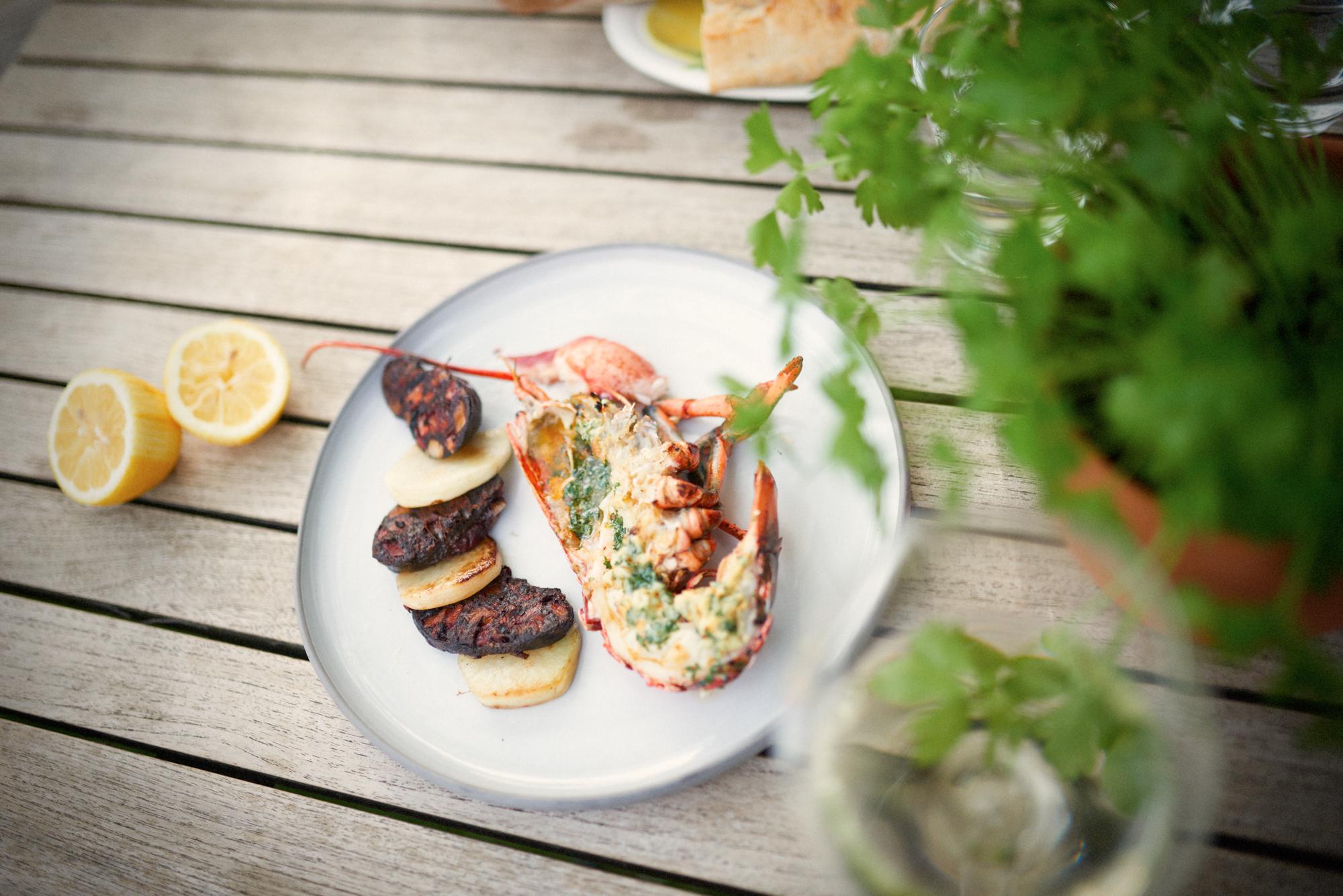 Hummer mit Kräuterbutter, Blutwurst und Kohlrabi