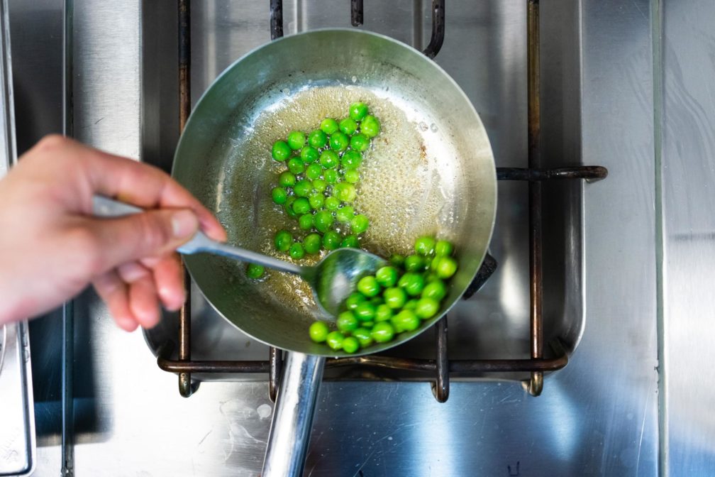 Die frischen Erbsen gelingen auch ohne Rezept