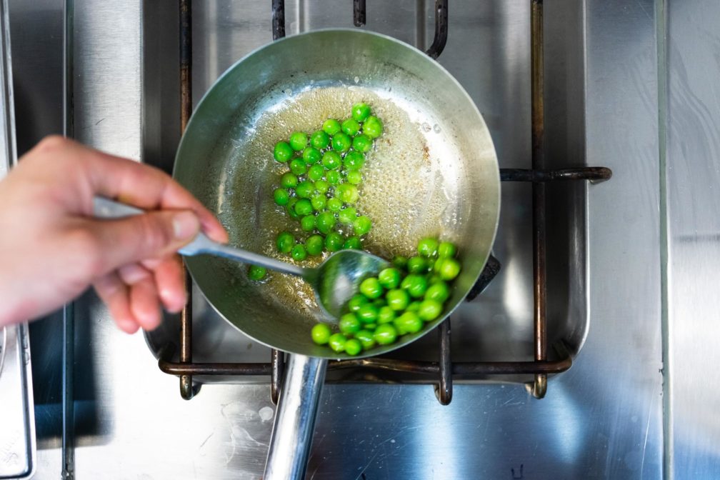 Die frischen Erbsen gelingen auch ohne Rezept