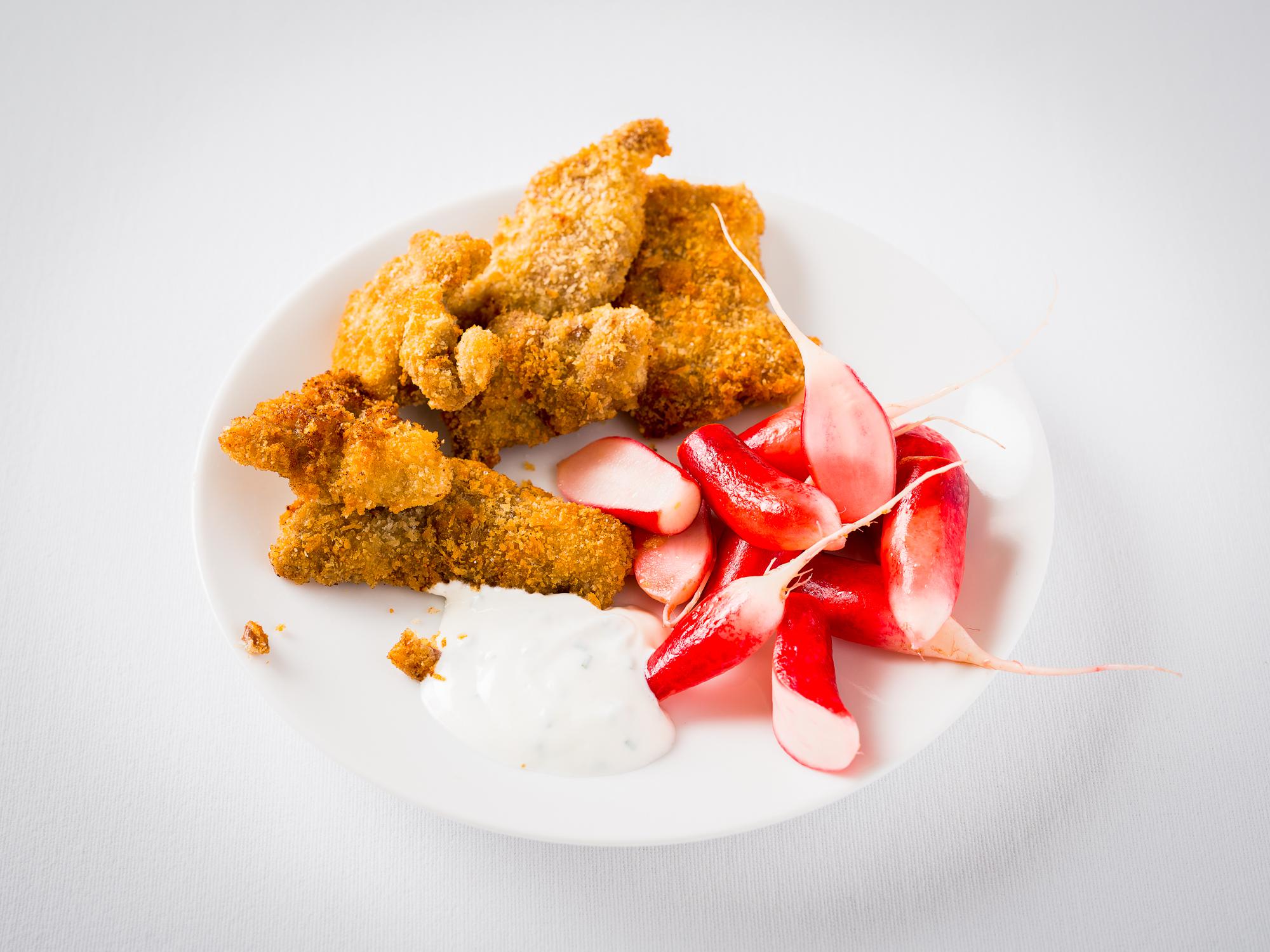 Mini-Wiener-Schnitzel mit Schnittlauch-Dip und marinierten Radieschen