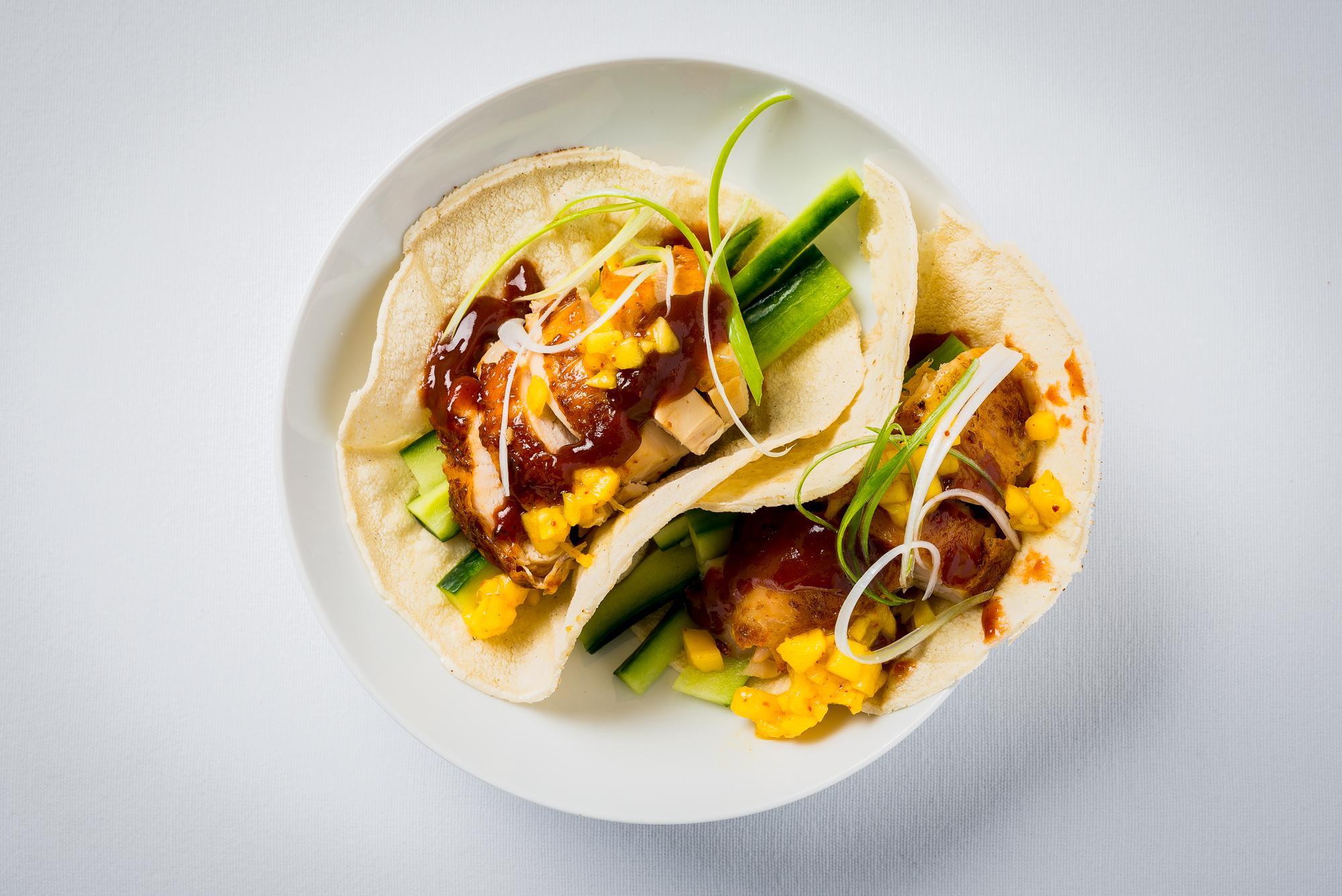 Hähnchen-Taco nach Art der Pekingente mit Mangosalsa