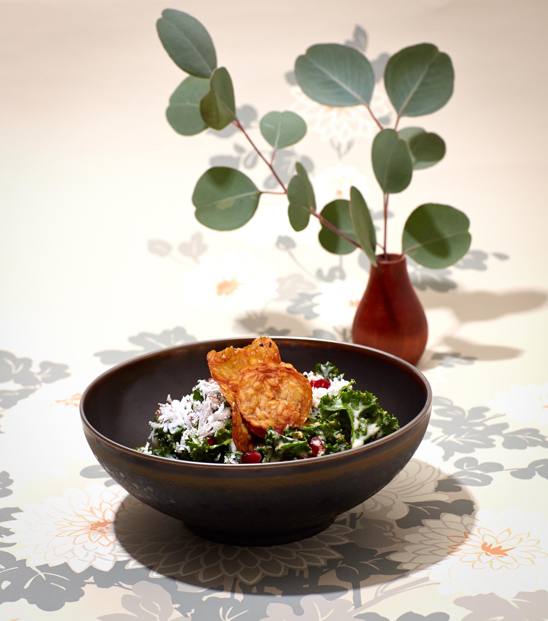 Grünkohl-Buddha-Bowl mit Tempeh-Chips