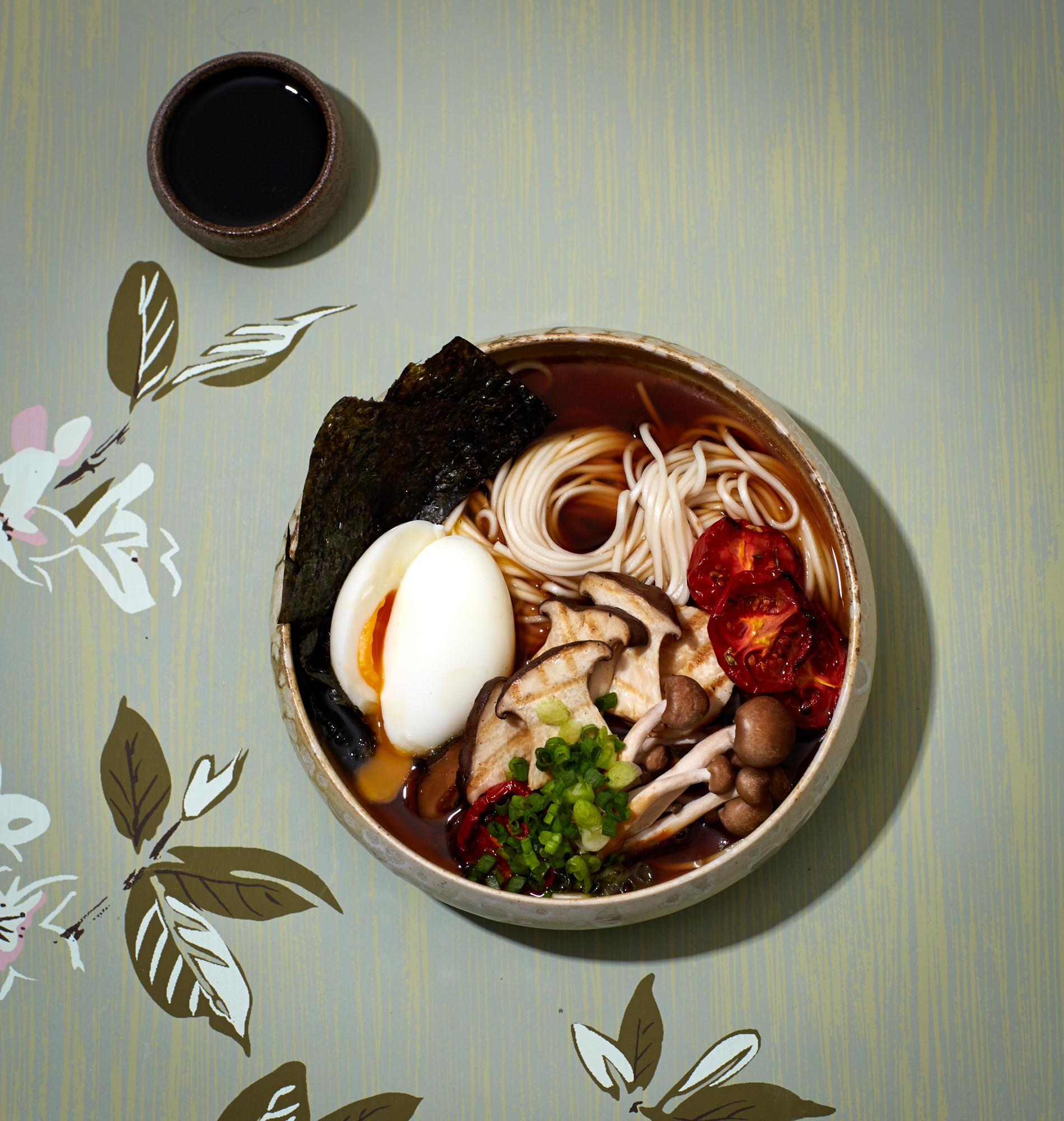 Shoyu-Ramen mit gegrillten Pilzen und gerösteten Tomaten