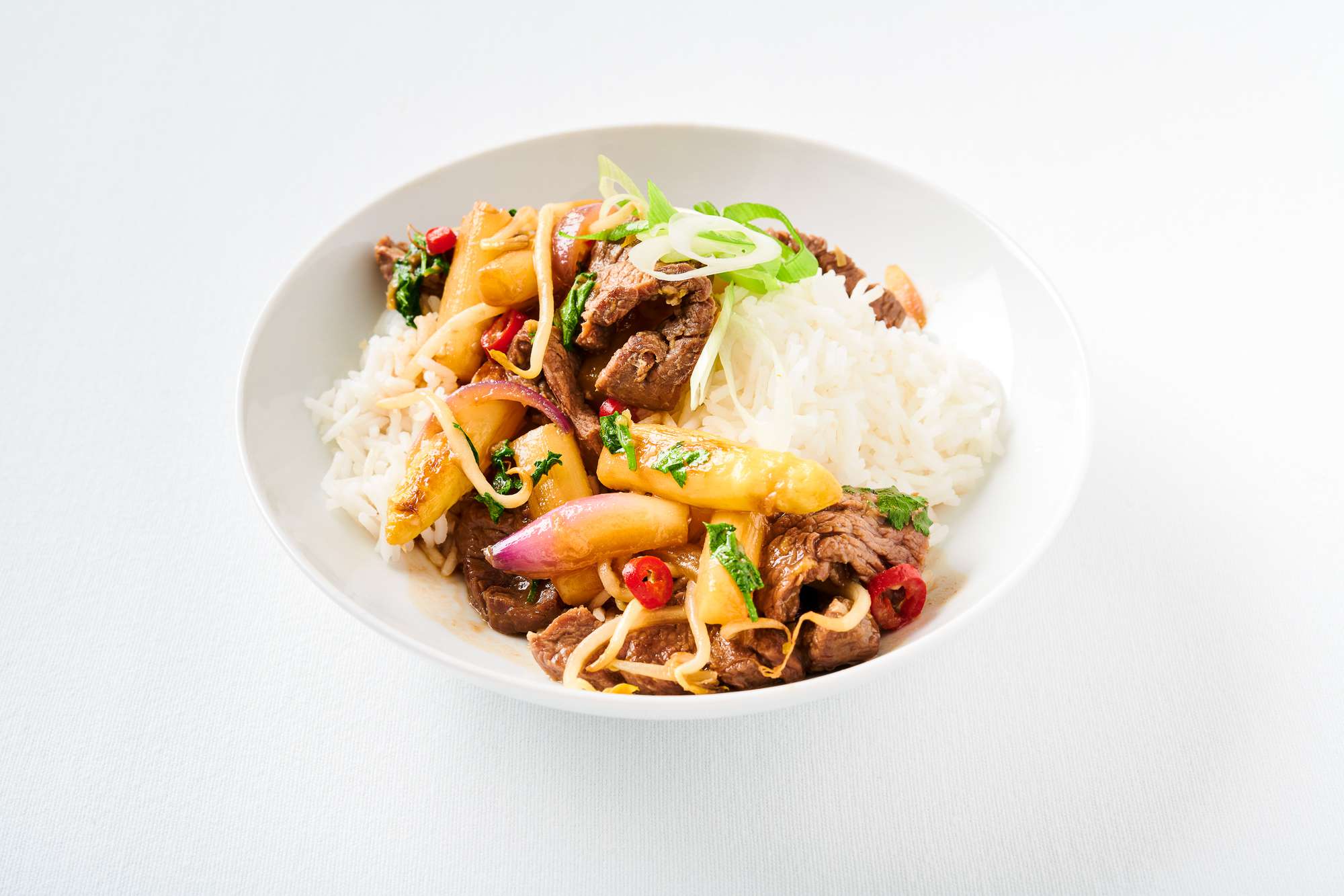 Beef-Wok mit pfannengerührtem Spargel, Chili und Ingwer