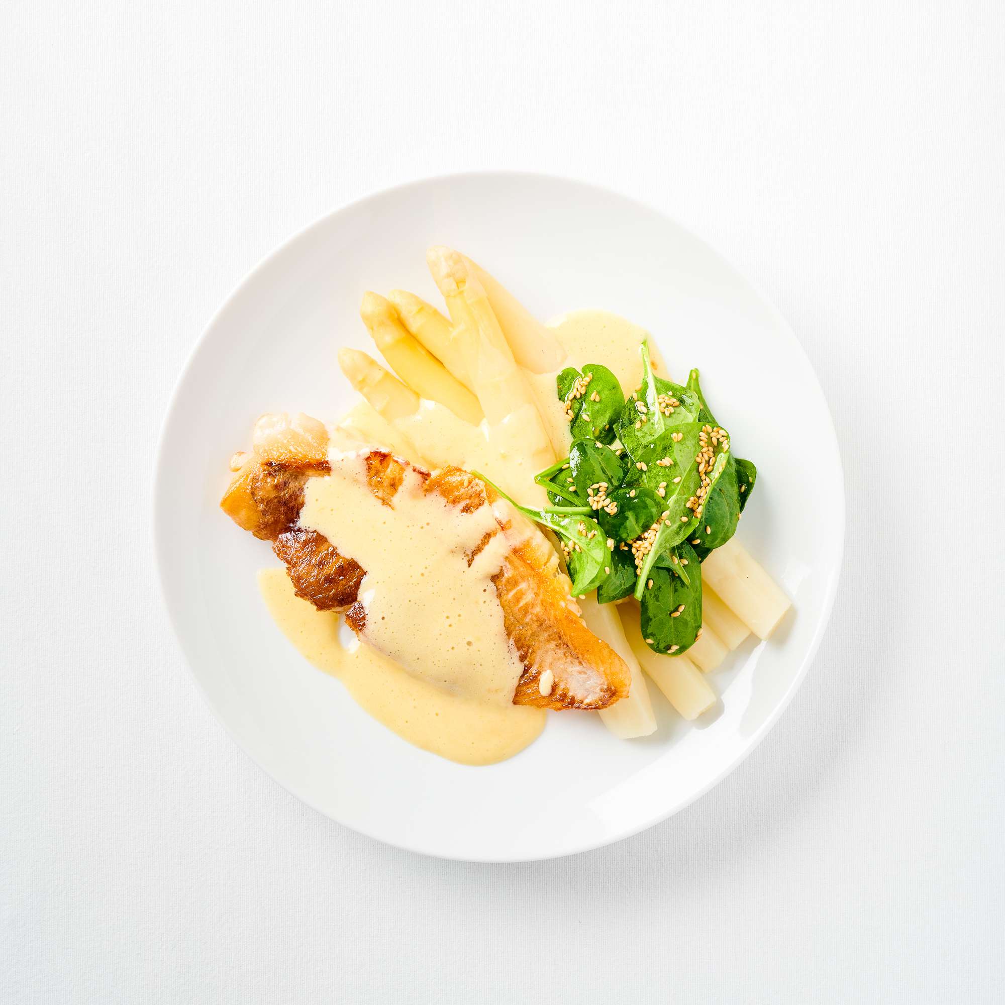 Spargel mit Miso-Hollandaise und Spinatsalat