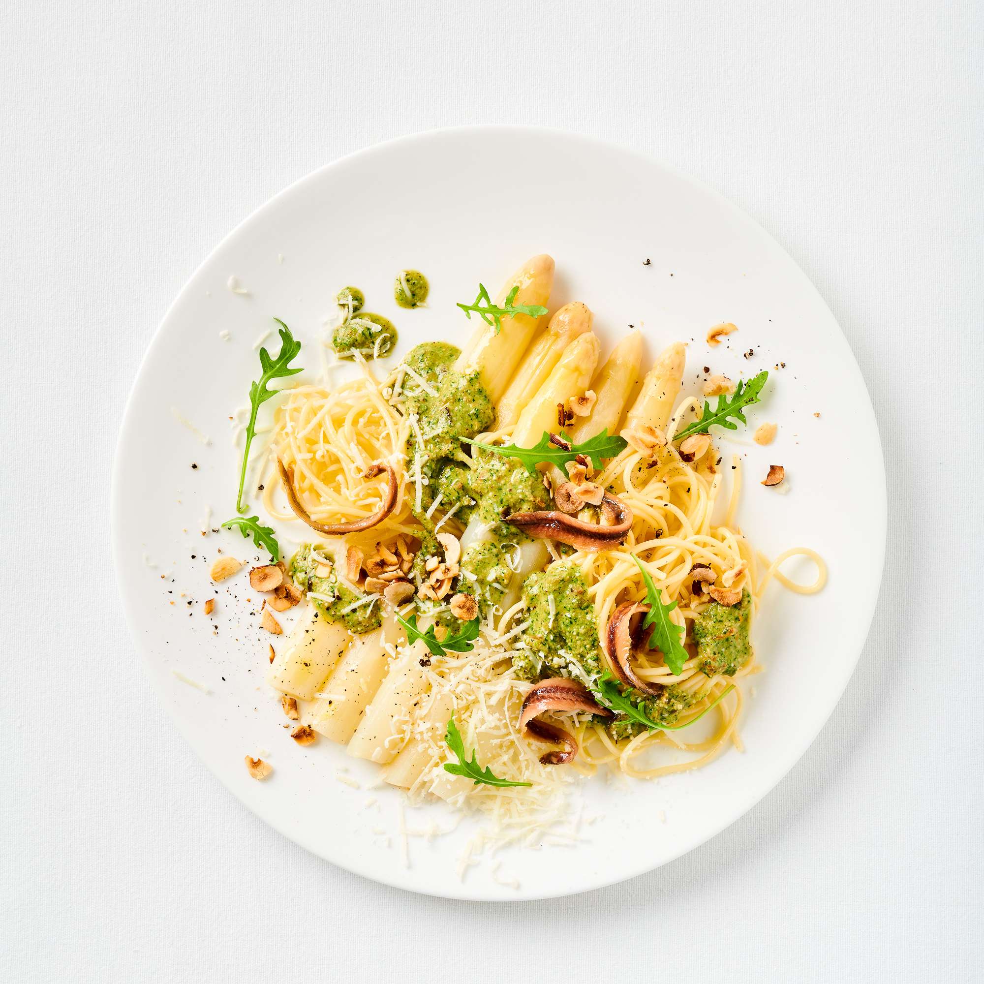 Spargel & Spaghetti – mit Haselnuss-Kräuter-Salsa und Sardellen