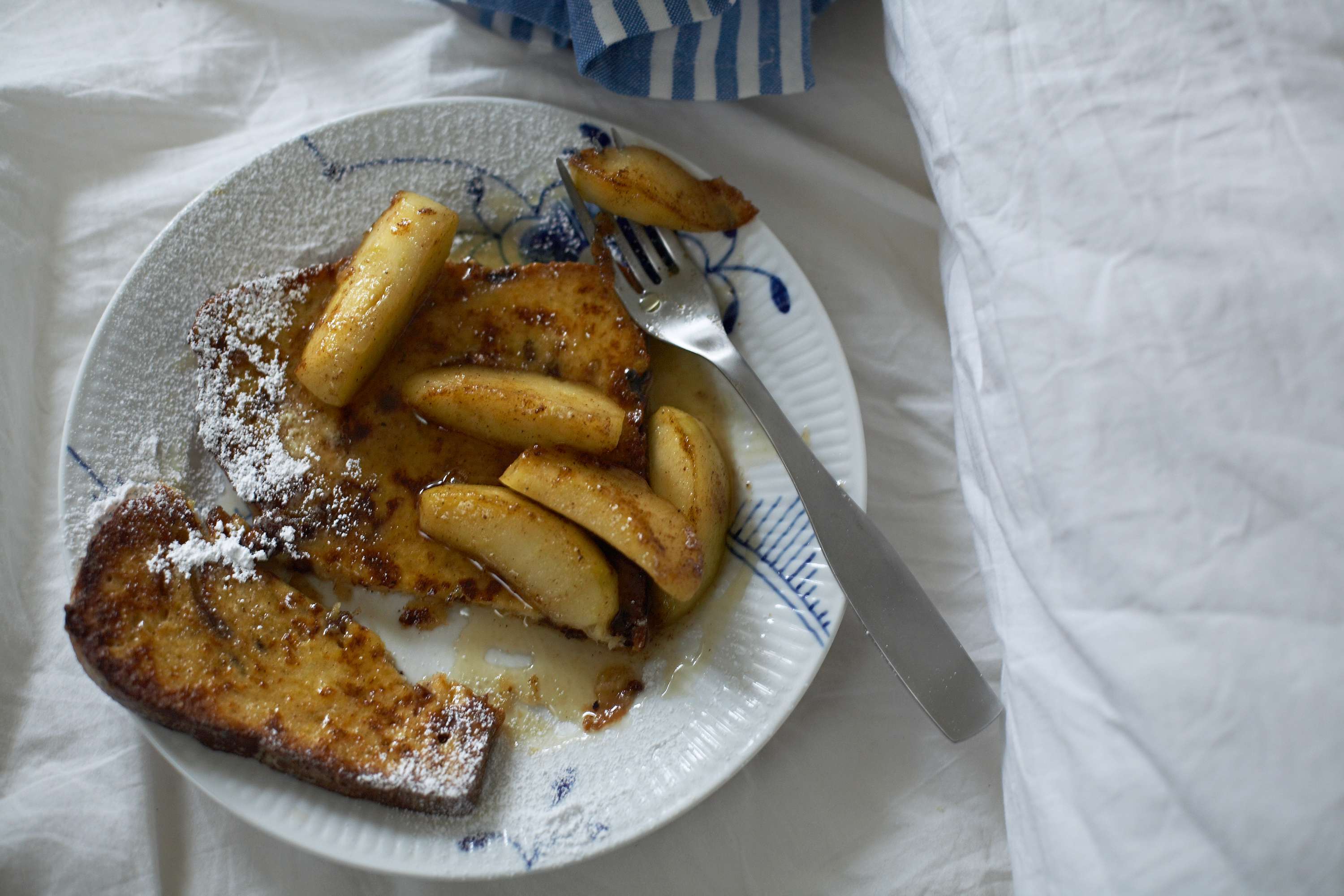 French Toast mit gebratenen Zimtäpfeln