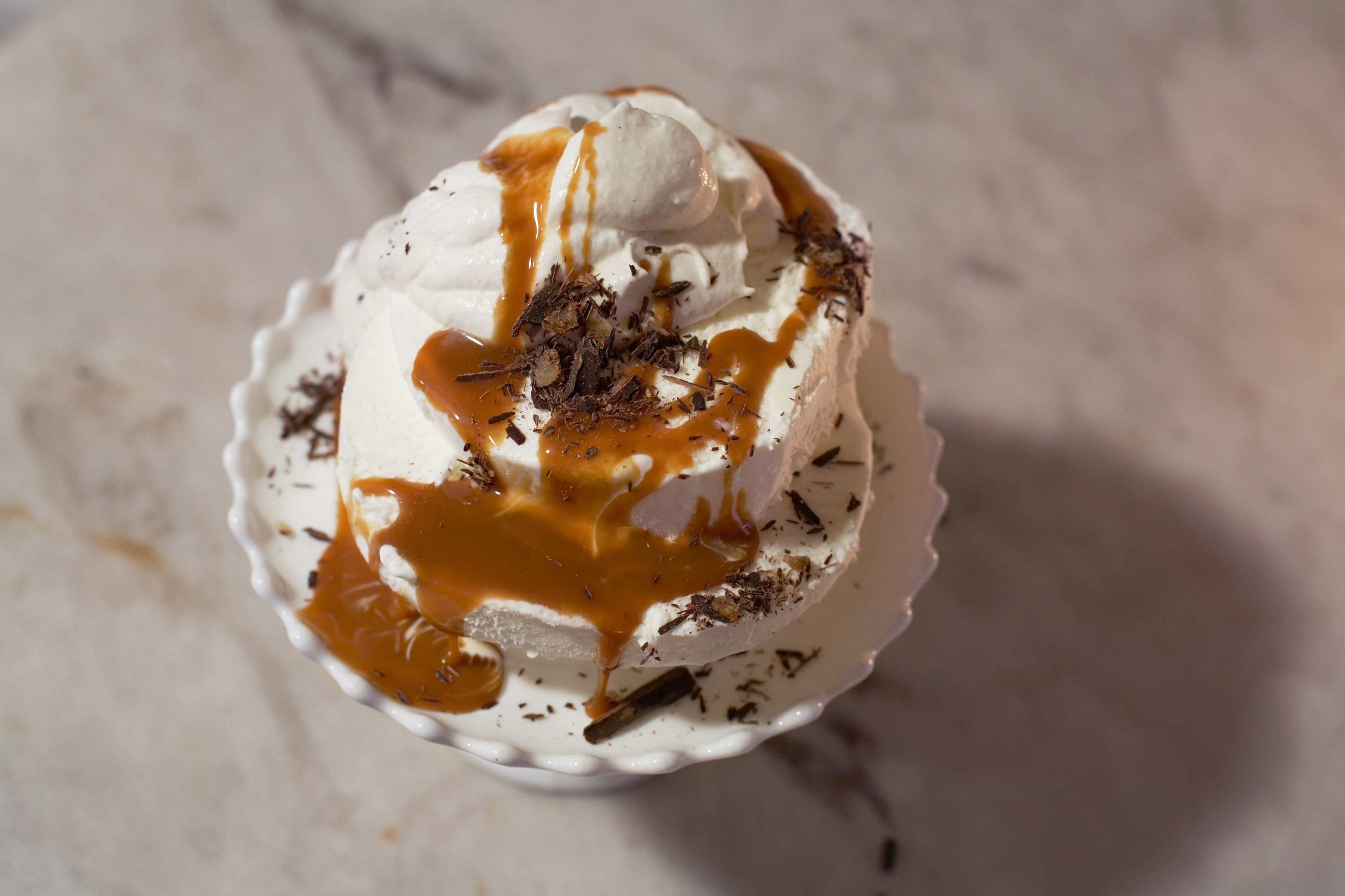 Eis mit Sahne, Crème Caramel und Schokolade - Effilee
