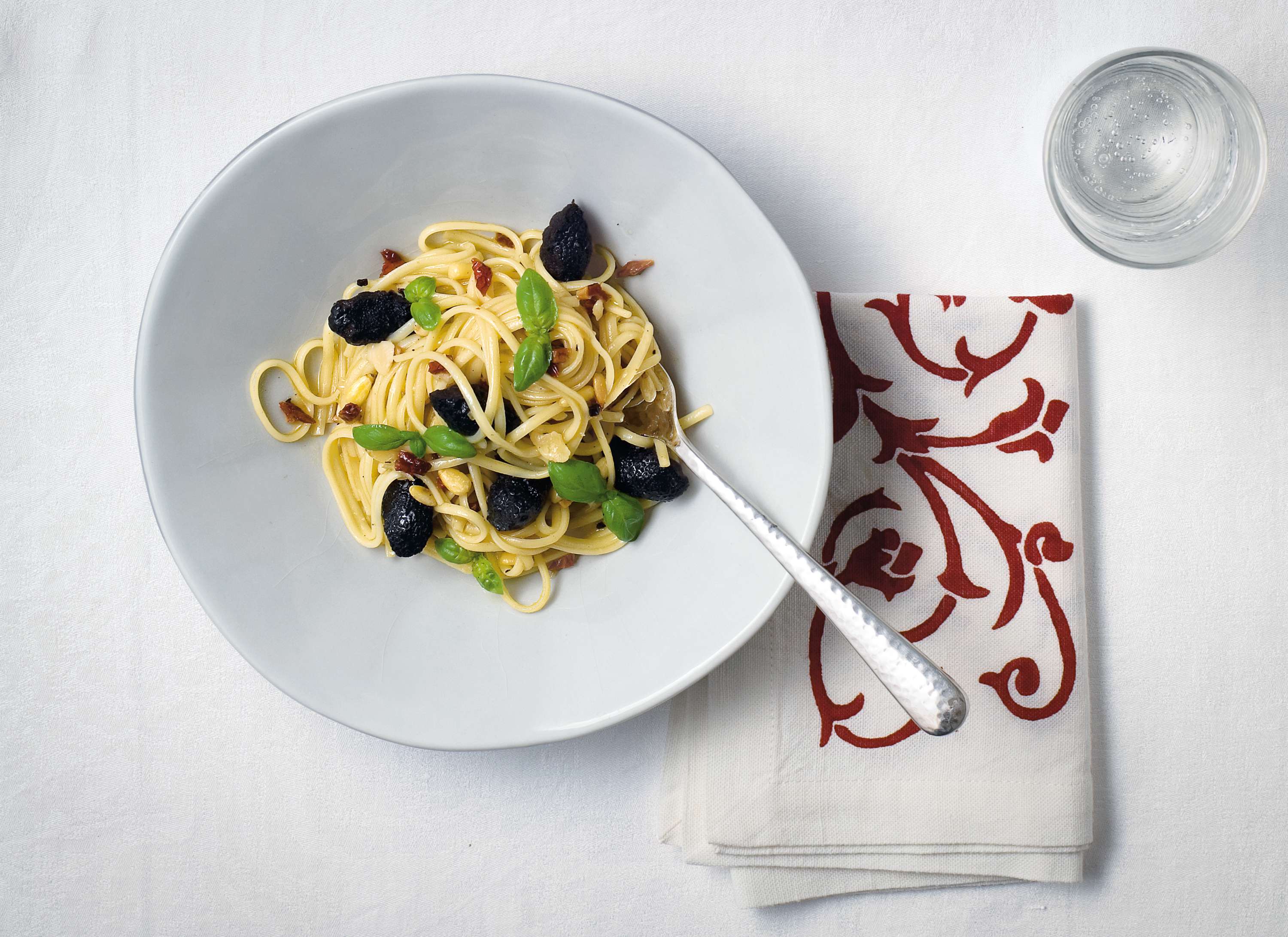 Linguine mit getrockneten Tomaten, Pinienkernen, Manzanilla und Trüffeloliven