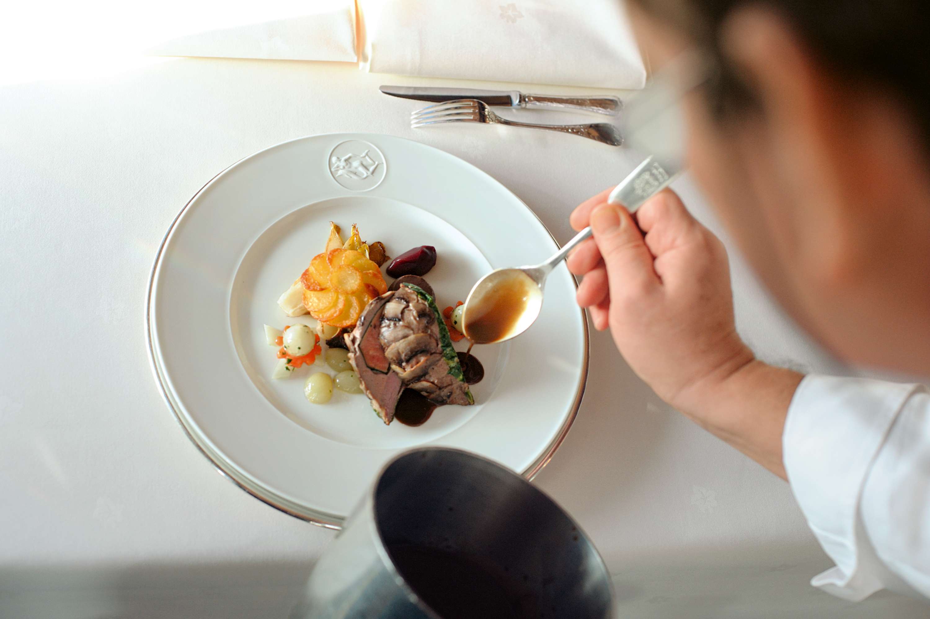 Soufflierte Rebhuhnbrust mit Pilzschuppen, Innereien-Croûton und winterlichem Gemüsebouquet, Pfeffersauce