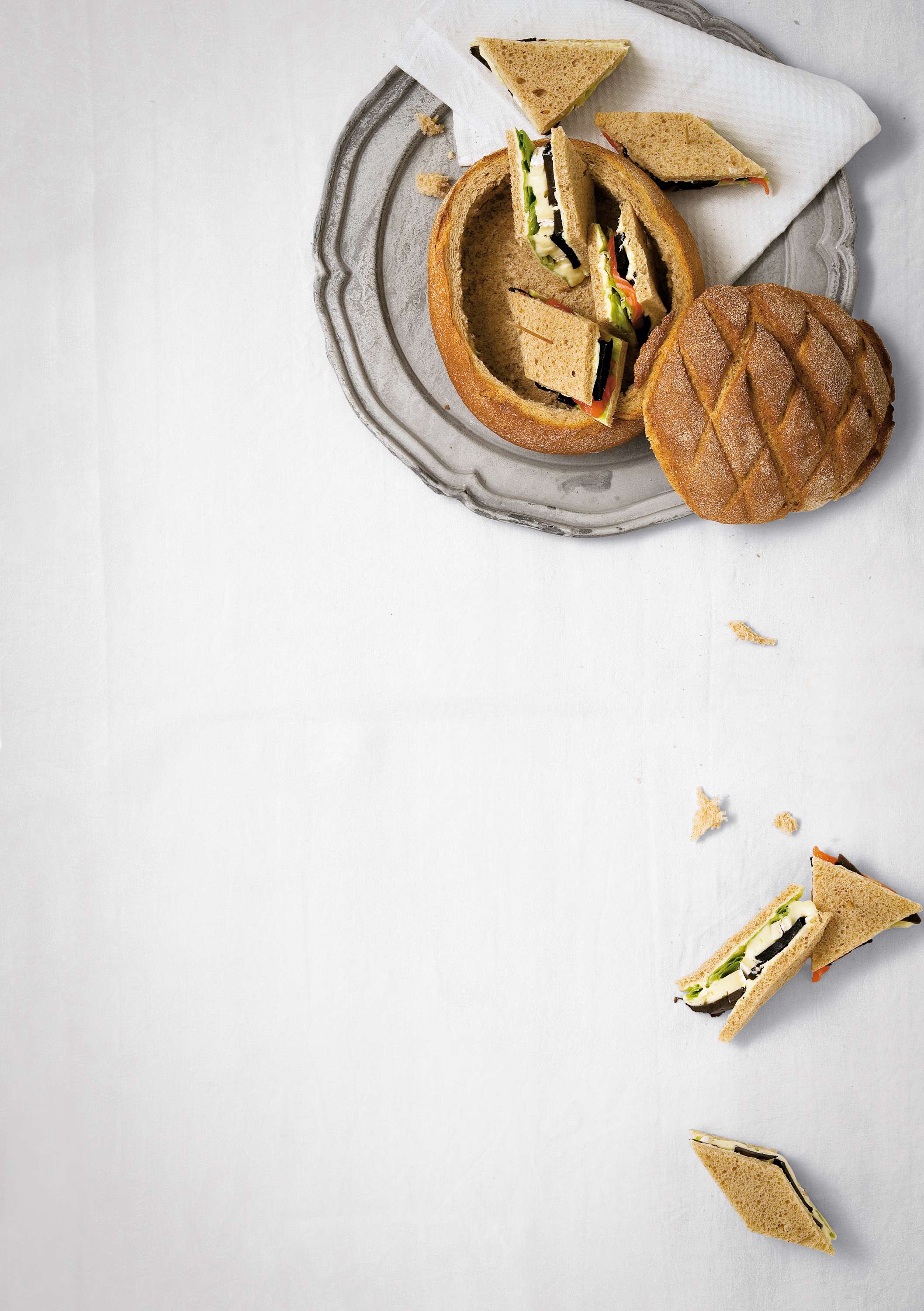 Bauernbrot gefüllt mit Sandwiches von Tortenbrie und mariniertem Lachs