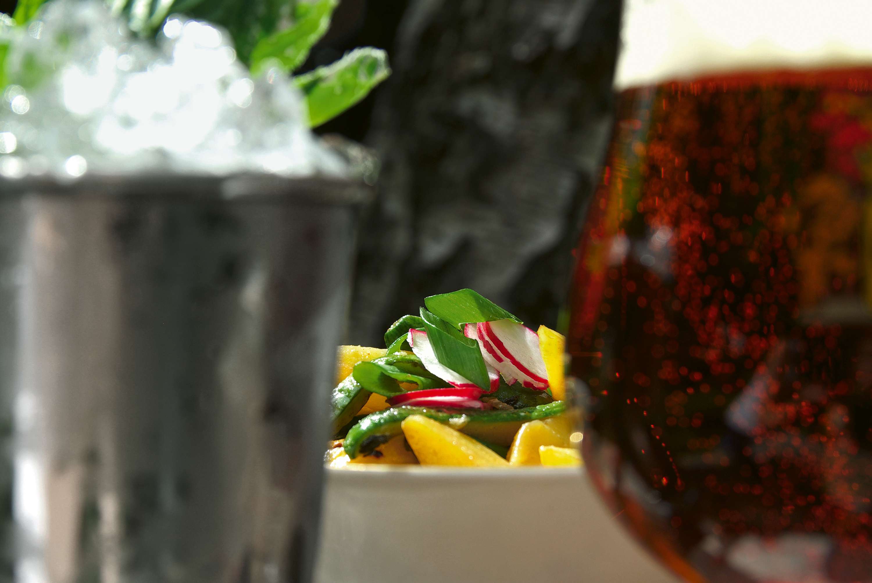 Salate & Drinks: Kartoffel-Schmorgurkensalat mit Bier und Ferkelbauchspießen & Mint Julep