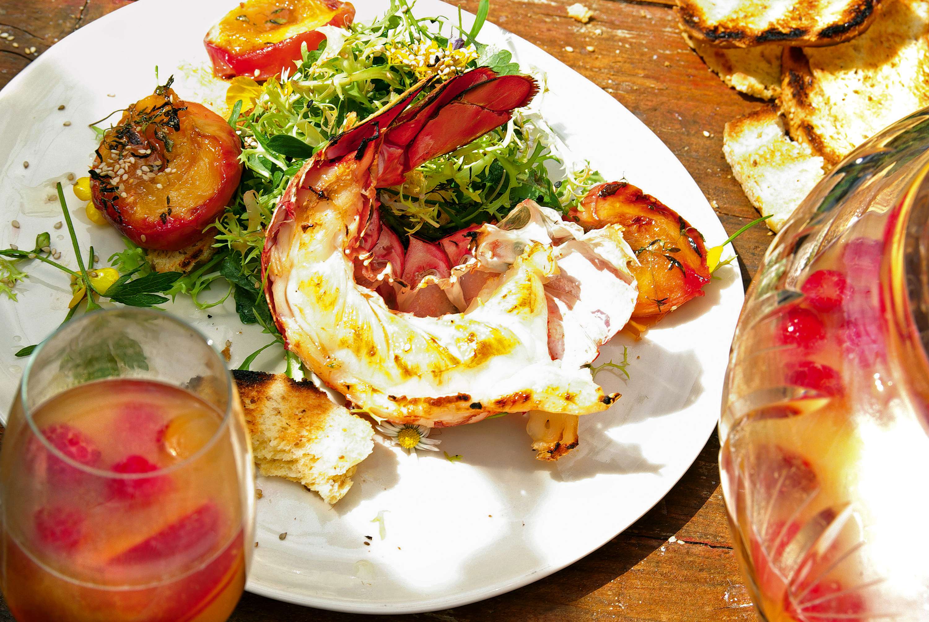 Salate & Drinks: Gegrillter Hummer, Wildkräuter, Zitronenthymian-Ofenpfirsich und Brioche & Pfirsichbowle mit Himbeeren