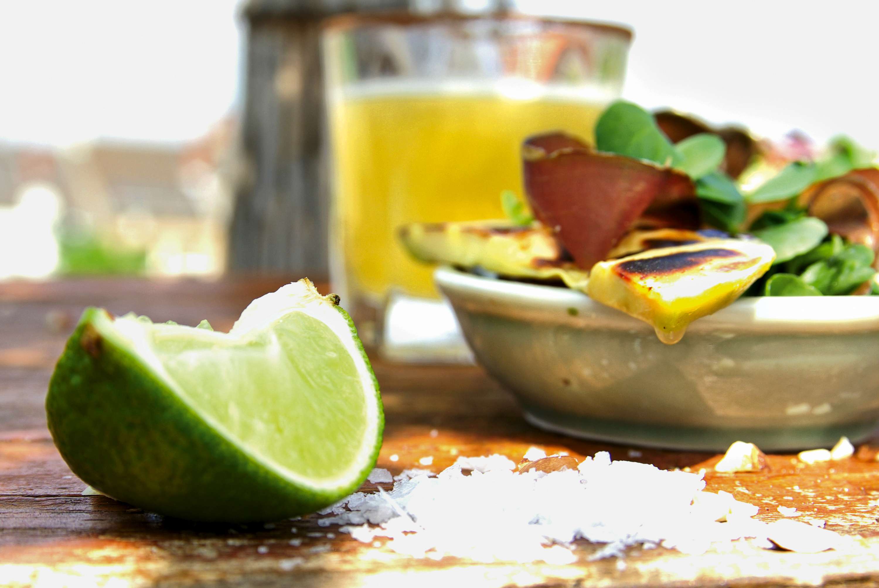 Salate & Drinks: Brunnenkressesalat mit Avocado, Stachelbeeren und Wildschinken & Man in Fire