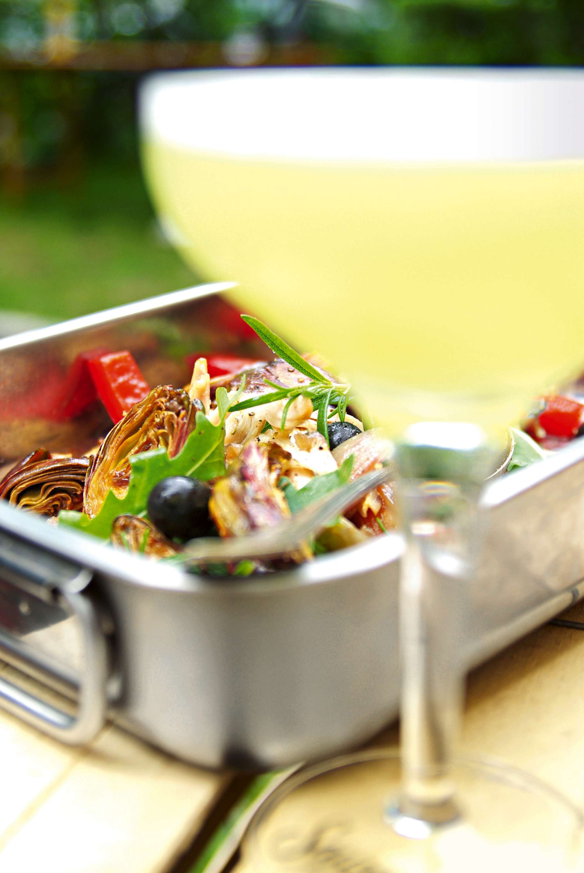 Salate & Drinks: Kaninchensalat mit Paprika, Poverade, Knoblauch und Kräutern & The Gherkin