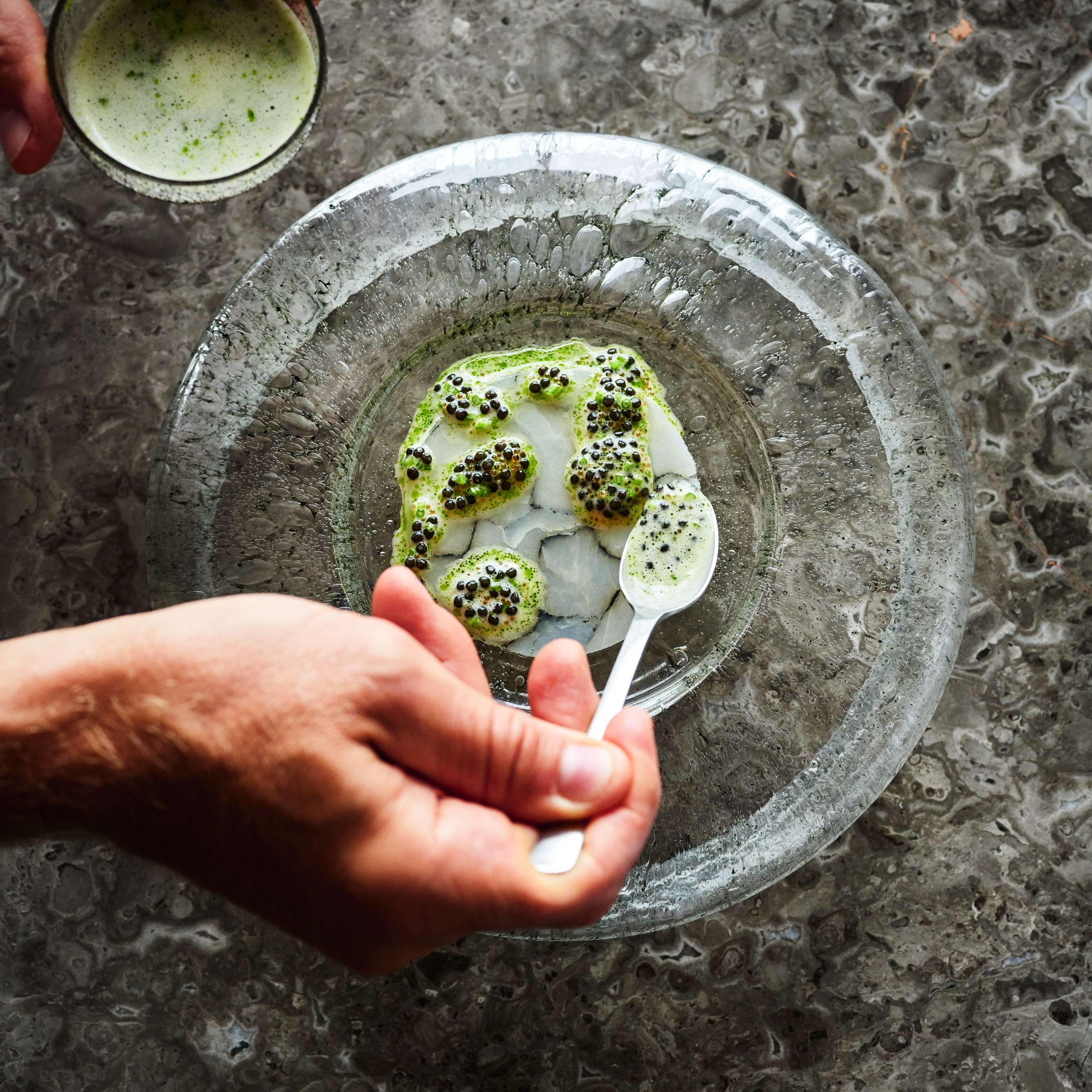 Ein Teller von Rasmus Kofoed: Marbled Hake, Parsley Stems & Caviar & Buttermilk