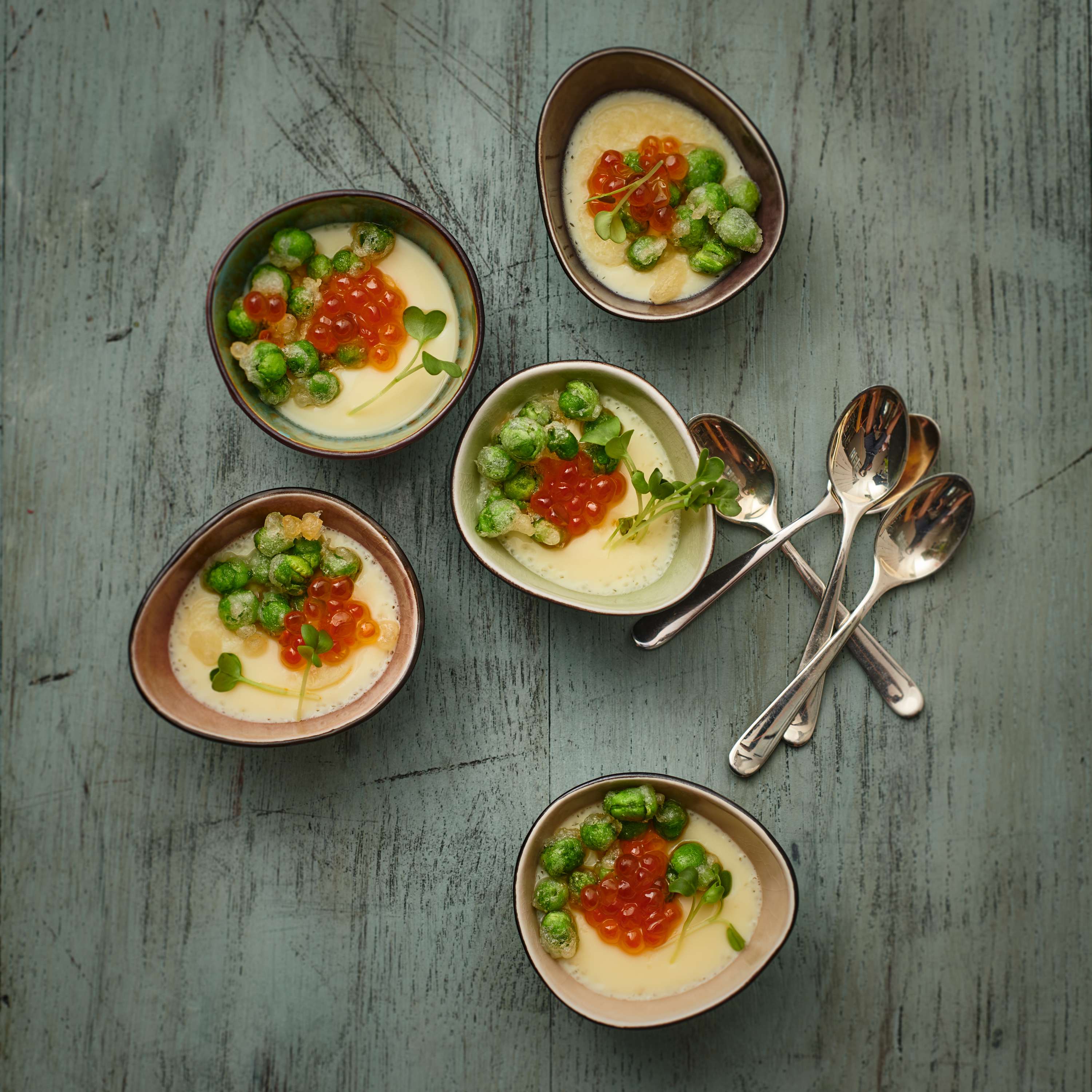 Chawanmushi mit Lachskaviar und Erbsentempura 