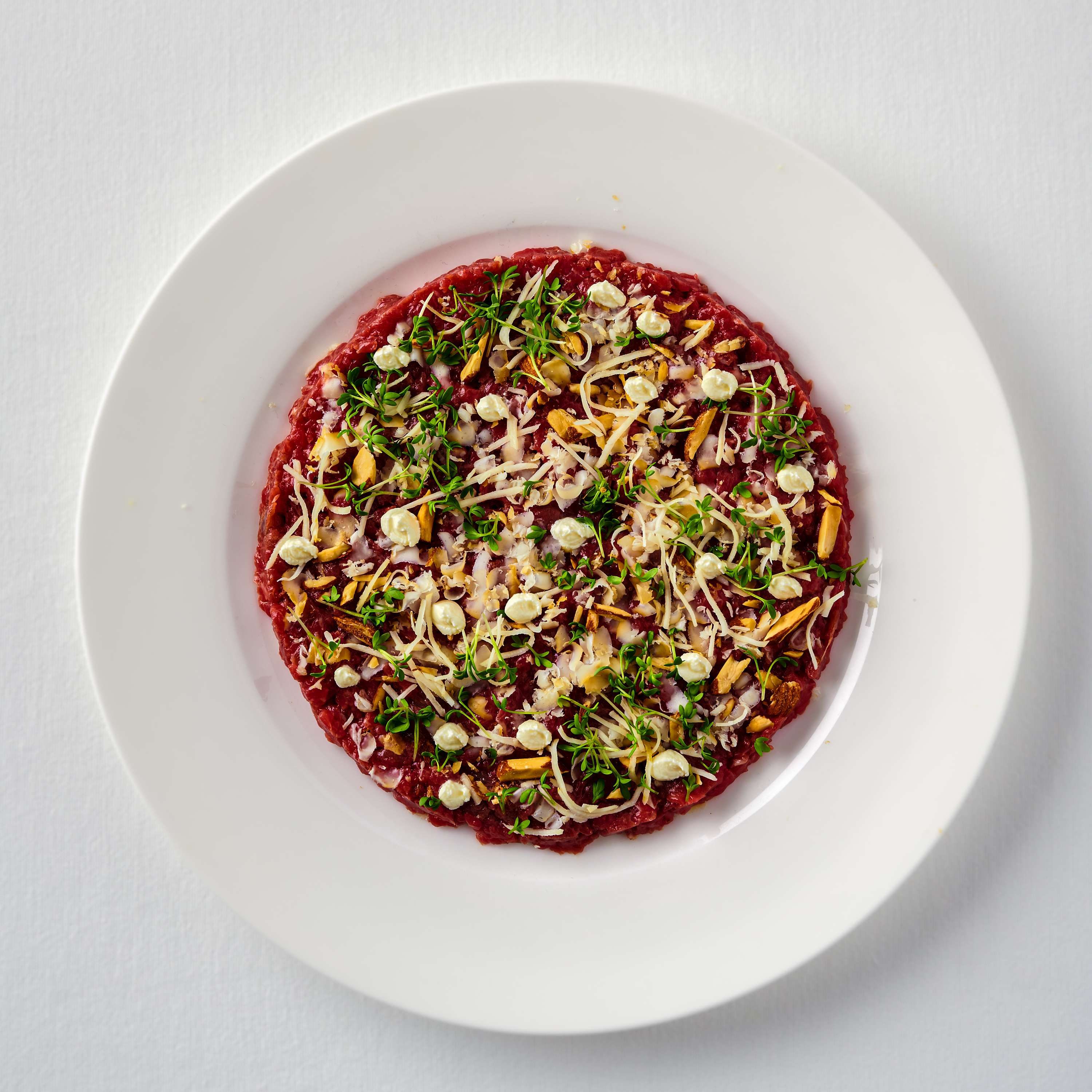 Rindertatar mit Scamorza und Rauchmandeln - Effilee