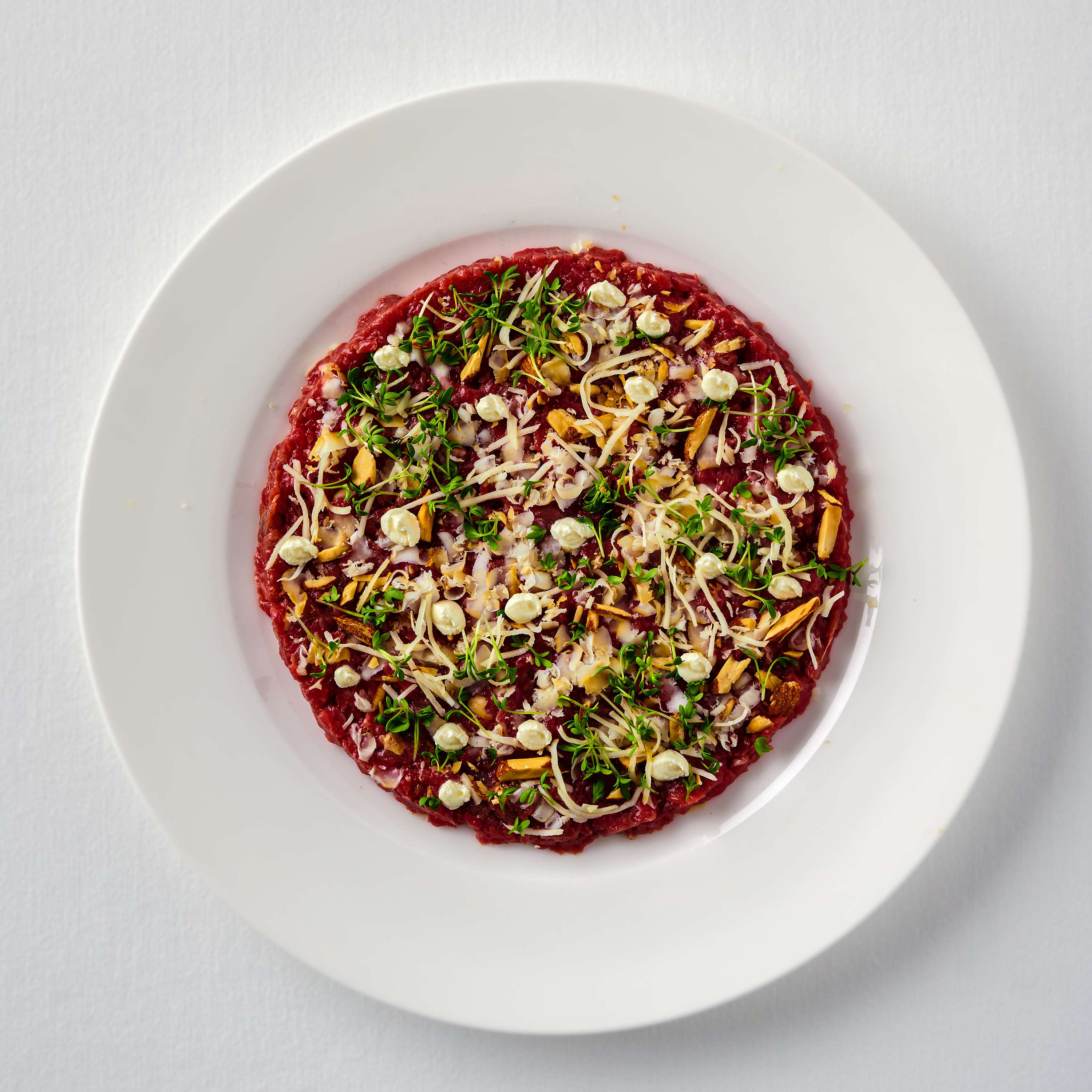 Rindertatar mit Scamorza und Rauchmandeln - Effilee