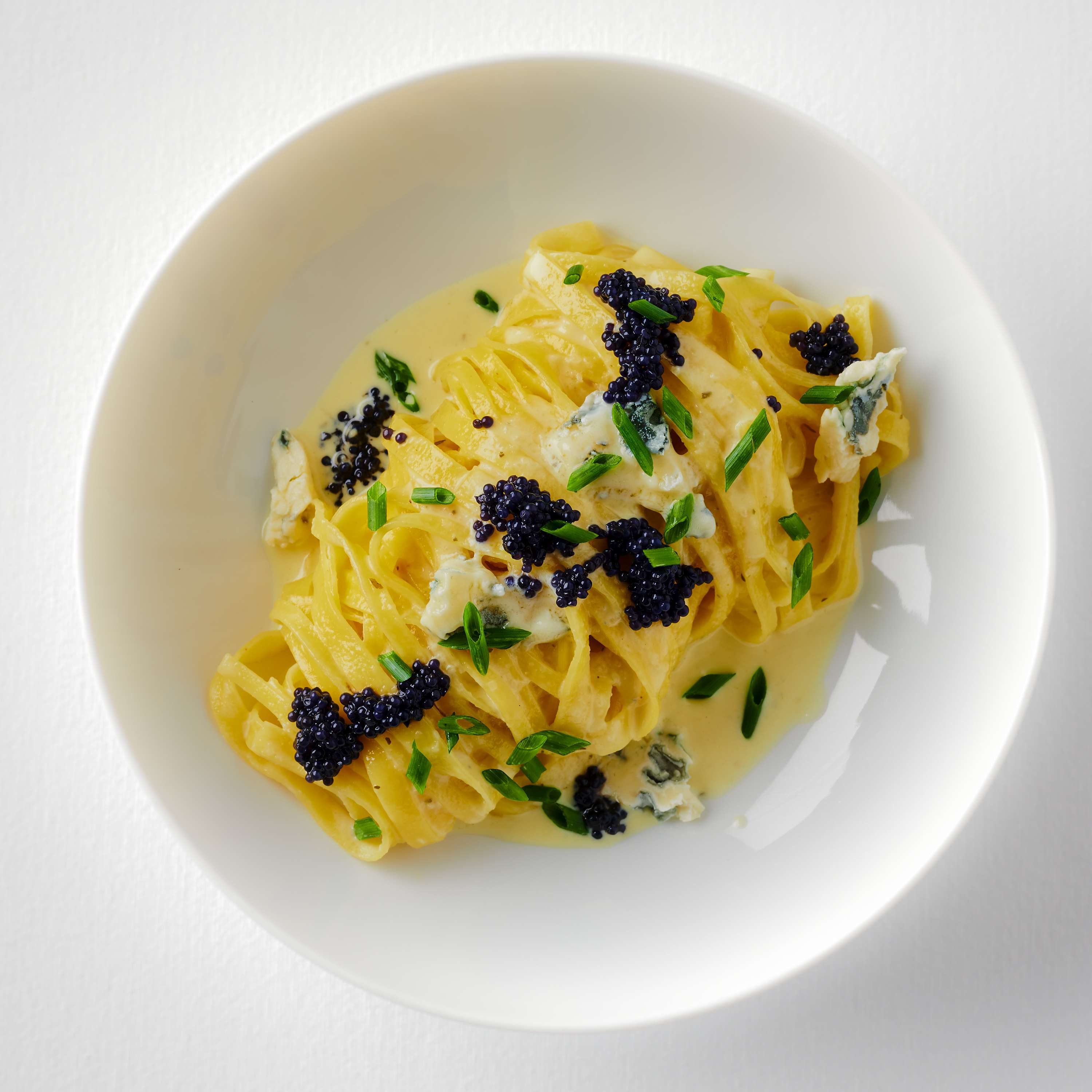 Nudeln mit Blauschimmelrahm und falschem Kaviar - Effilee