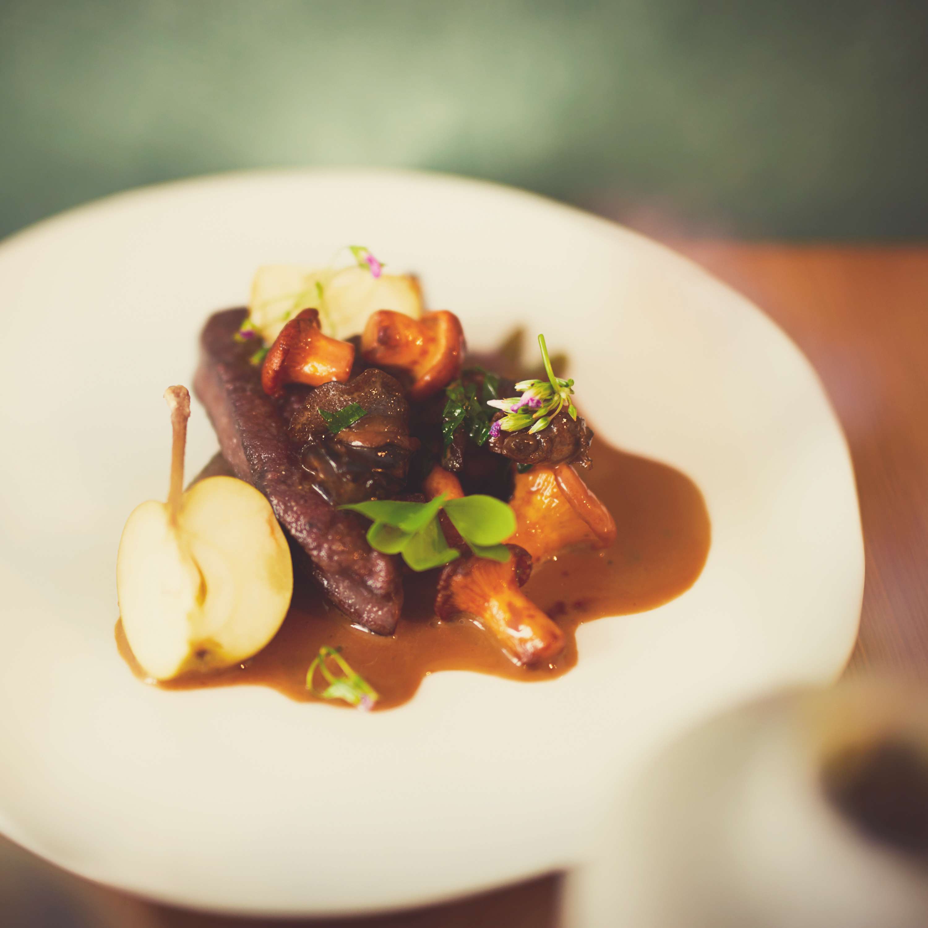 Hirschherz mit sauer eingelegten jungen Äpfeln, Waldpilzen à la Crème und Waldsauerklee 