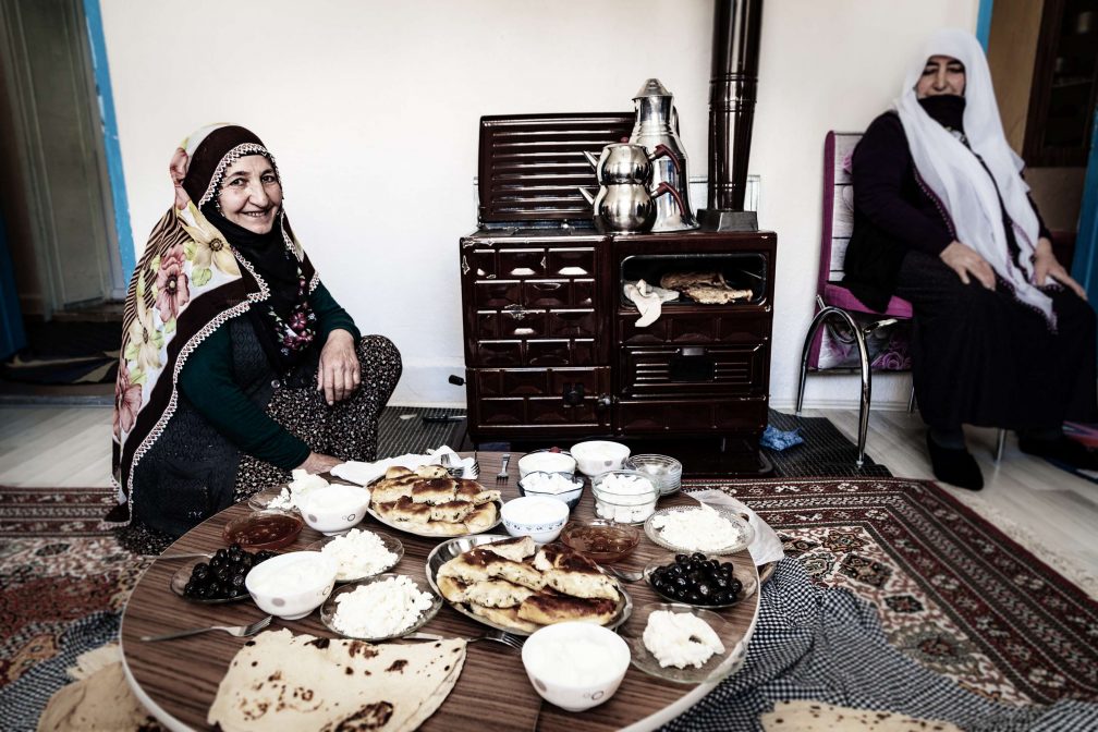 Großmutter Halise serviert Erzincan Tulum, Honig und Joghurt – mit Fladenbrot und Tee ein Festmahl 