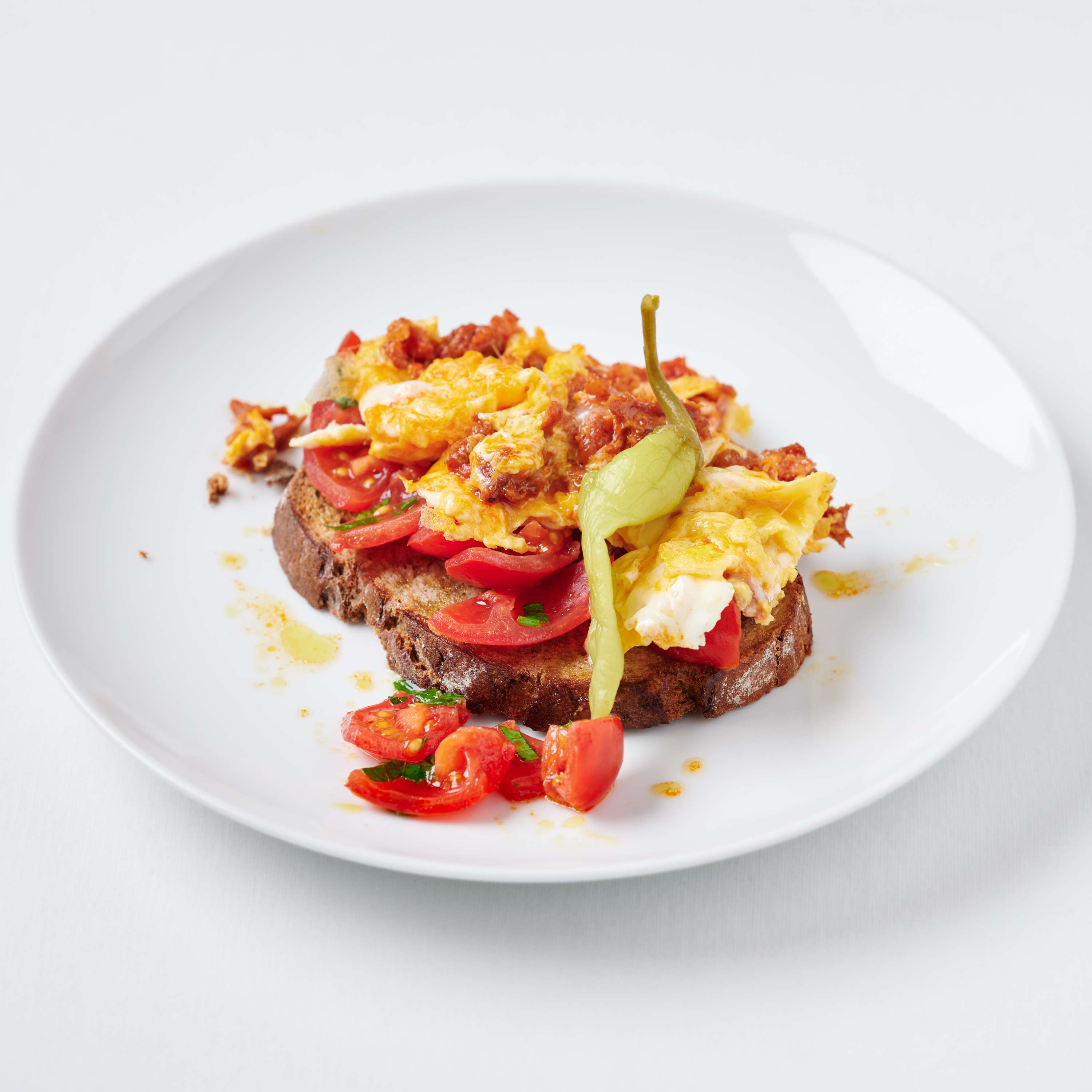 Chorizo-Rührei mit Tomaten-Röstbrot