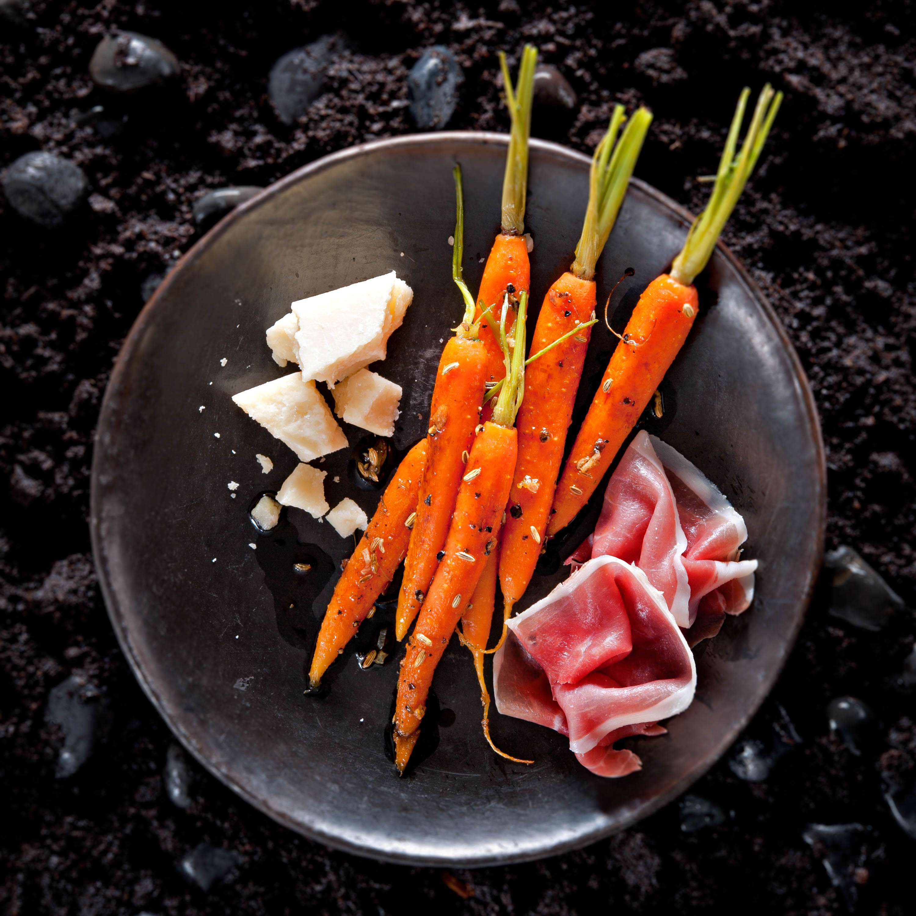 Balsamico-Bundmöhrenantipasti mit Parmaschinken und Parmesan