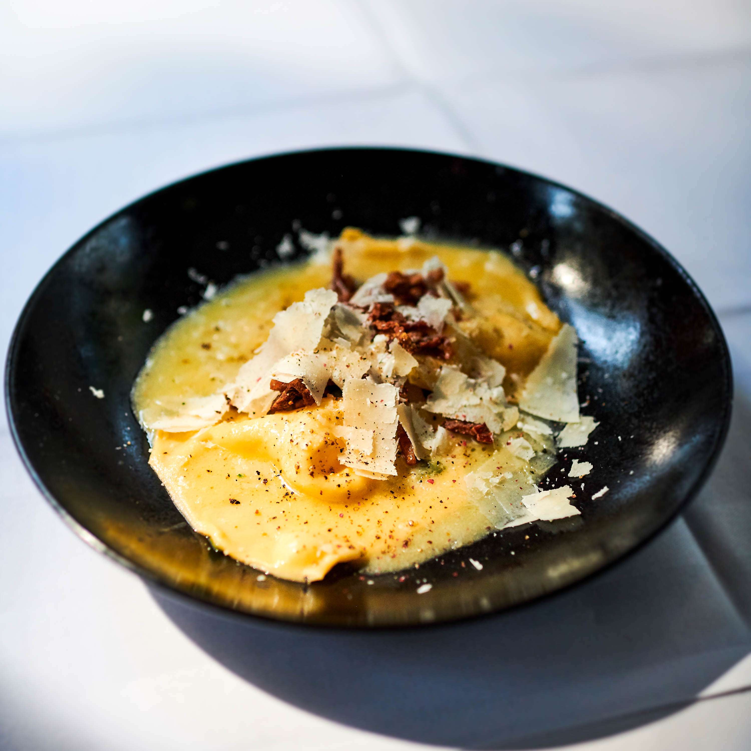 Tortellini mit Parmesanfüllung auf Salbei-Butter-Sauce und knusprigem Guanciale