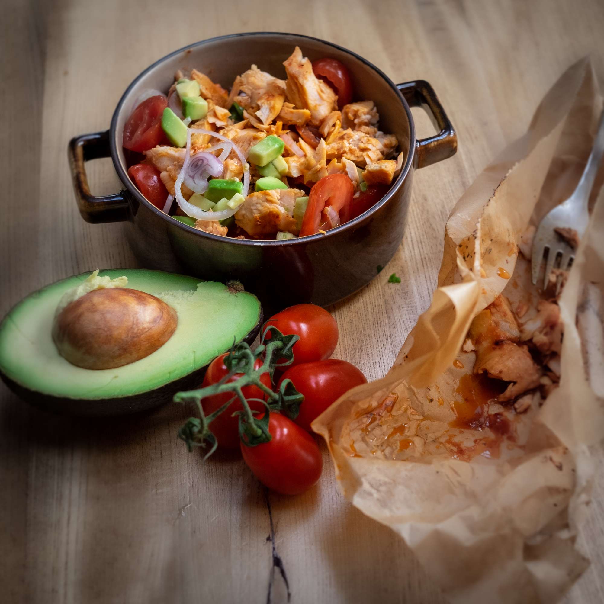 Pulled Salmon mit Tomaten und Avocado