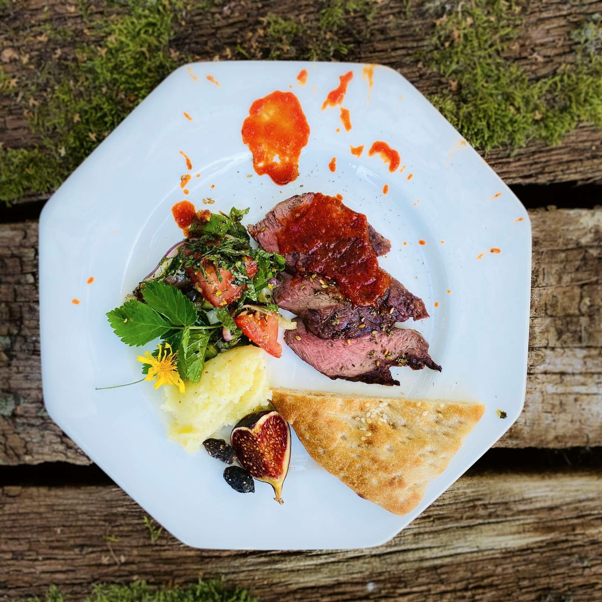 Filet vom Damhirsch mit Paprikamarmelade, Skordalia und griechischem Herbstkräutersalat