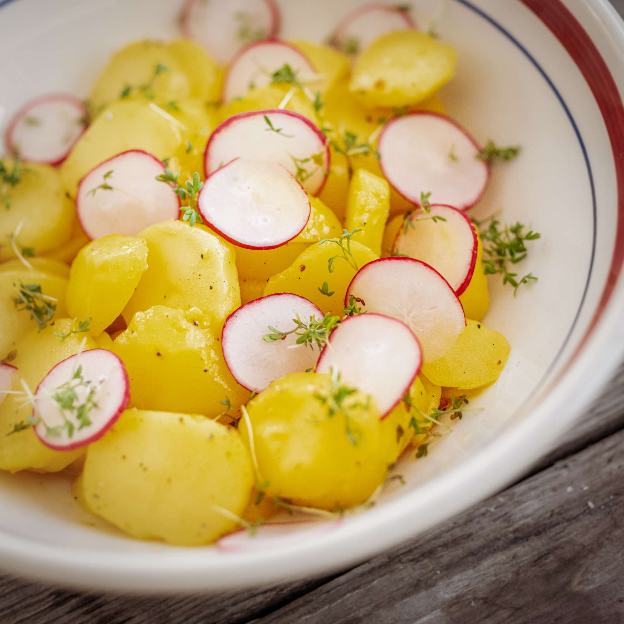 Kurkuma-Kartoffelsalat mit Radieschen