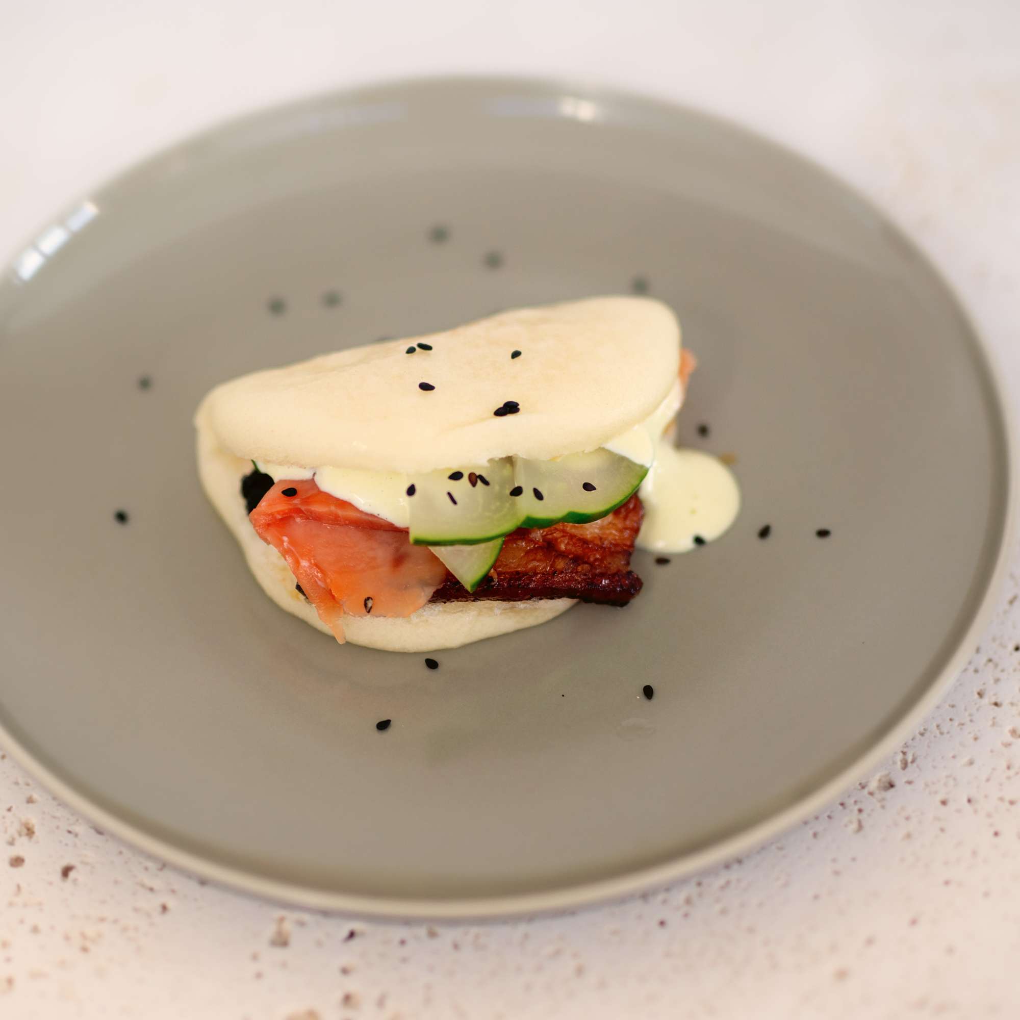 Dampfbrötchen Momofuku mit Schweinebauch, Wasabi-Mayonnaise und Räucherlachs