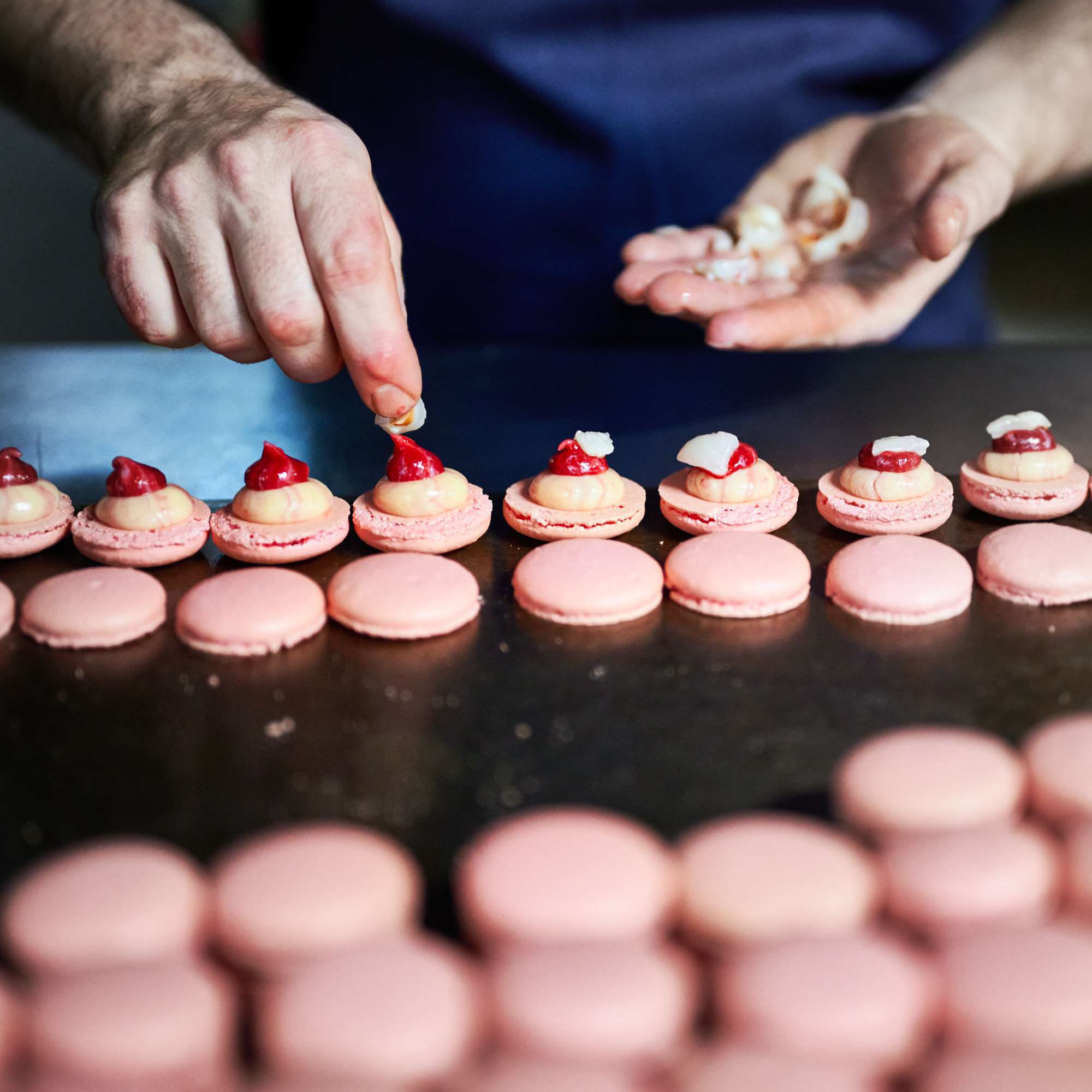 Himbeer-Litschi-Rosen-Macarons