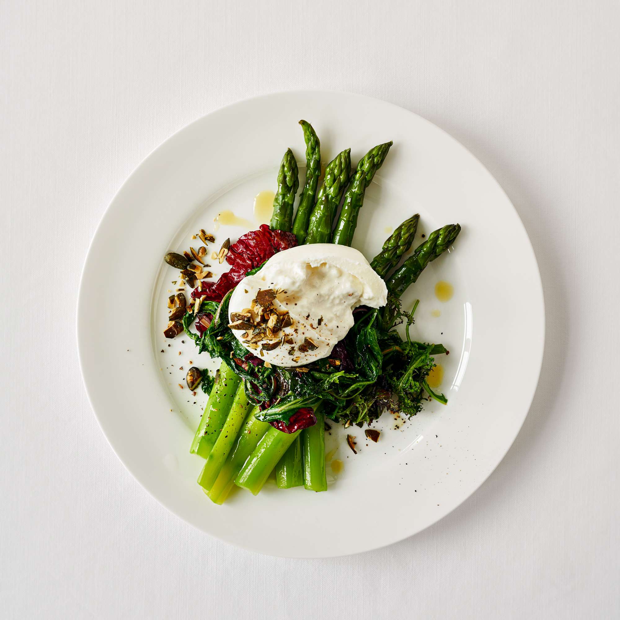 Grüner Spargel mit geschwenktem Salat und Burrata