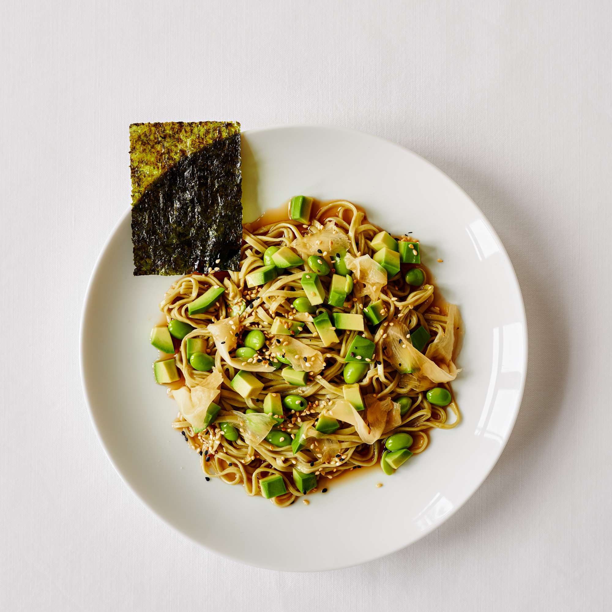 Nudelsalat mit Soba, Avocado und Edamame