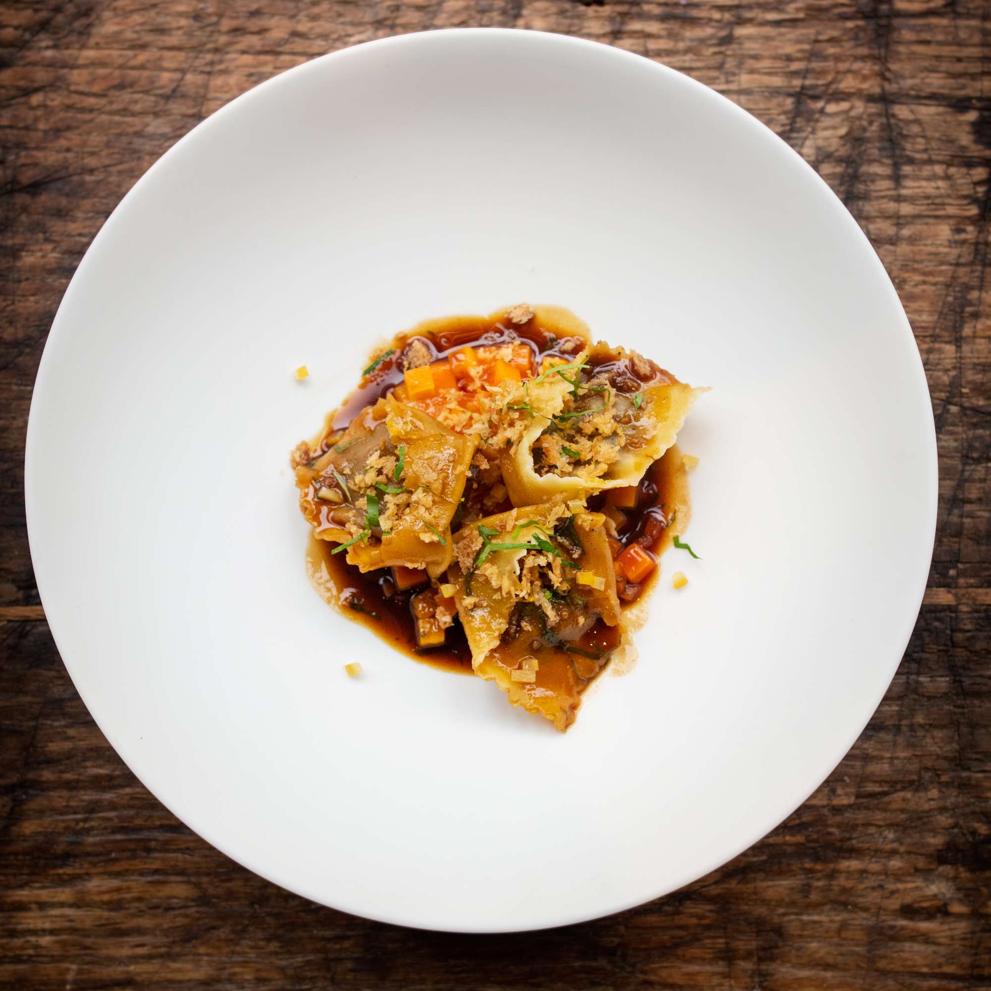 Ein Teller von Cornelia Poletto: Handgemachte Ossobuco-Tortelli mit Safrankarotten und Gremolata